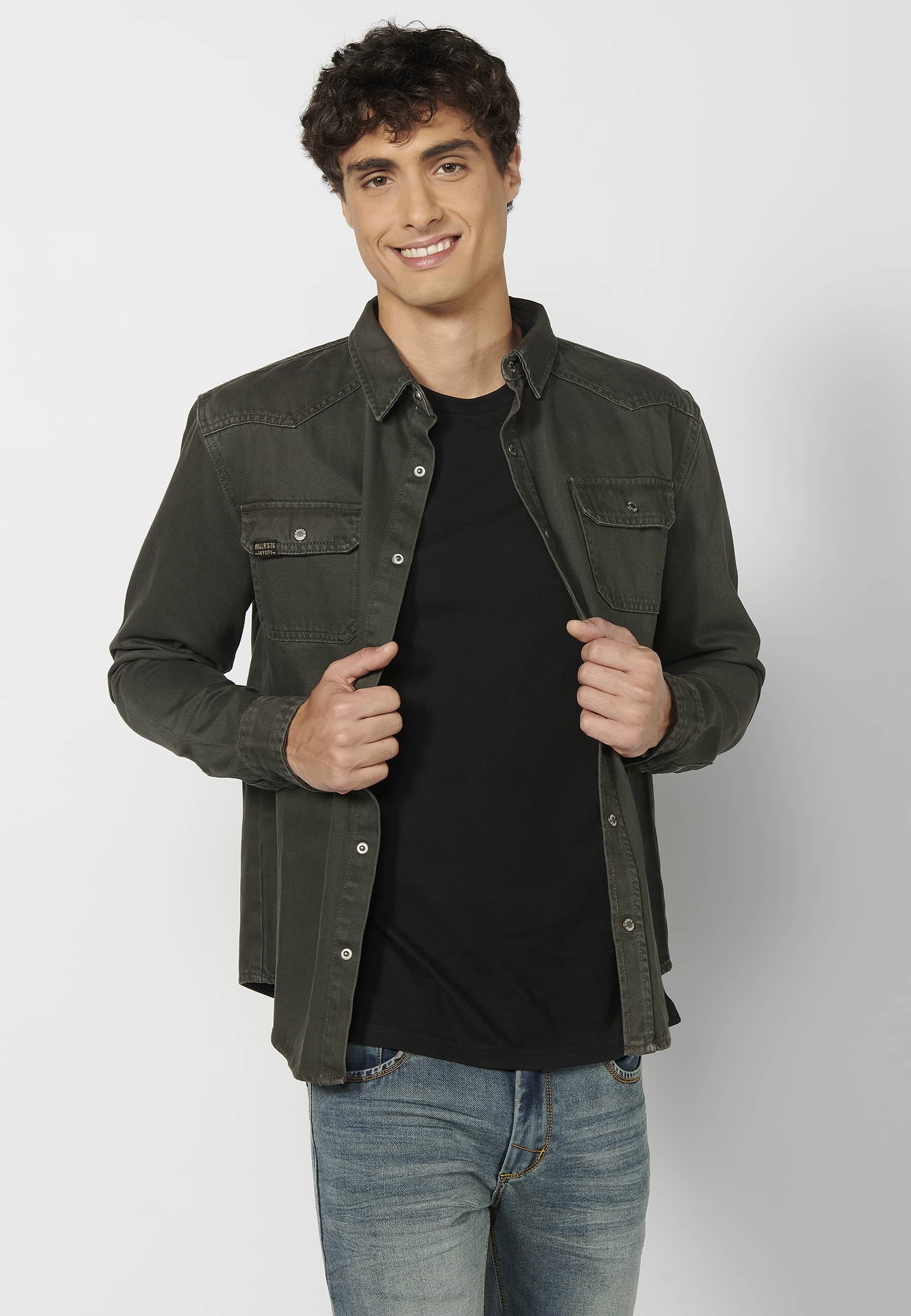 Black long-sleeved cotton shirt with front pockets for men 7