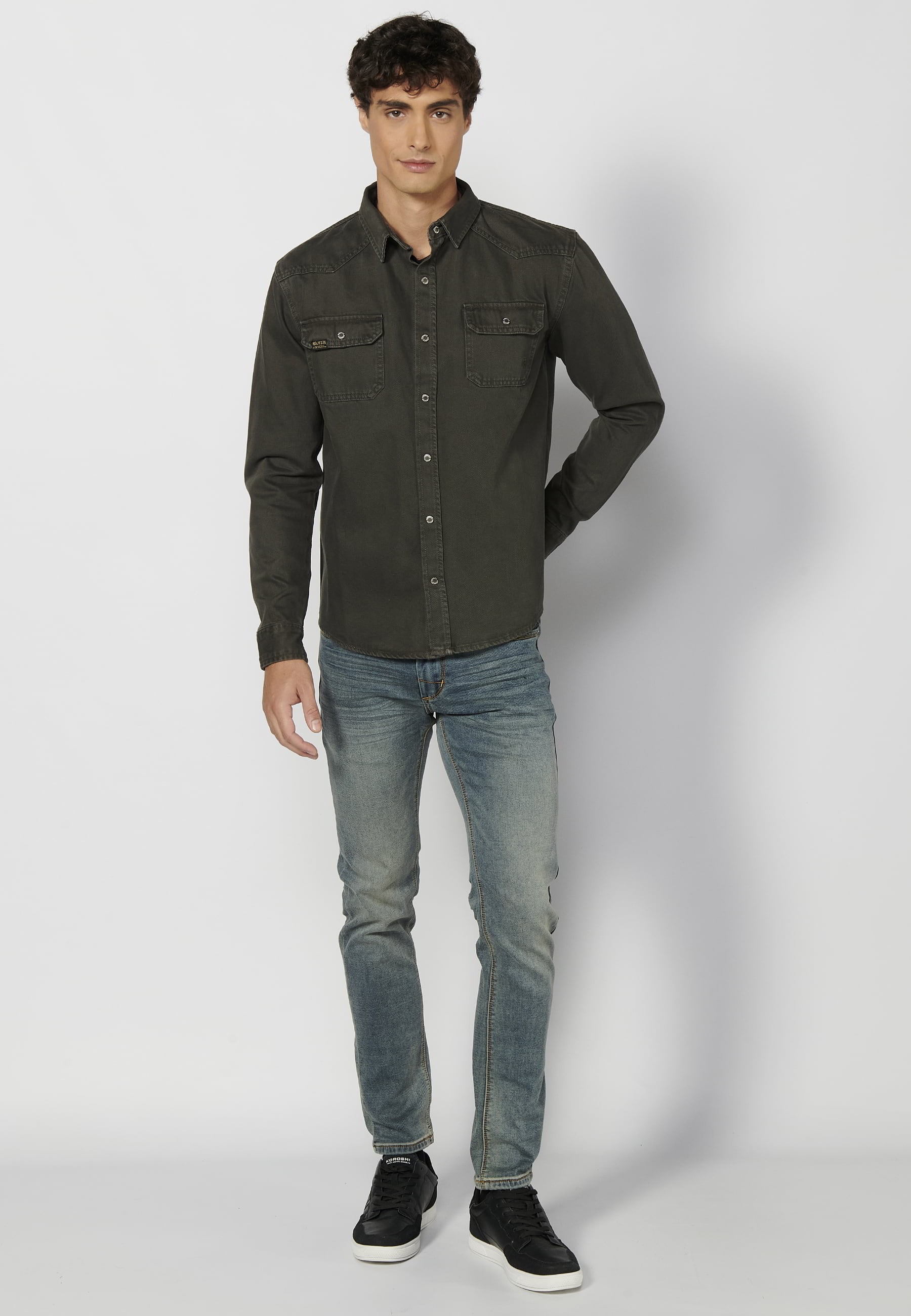 Black long-sleeved cotton shirt with front pockets for men 3