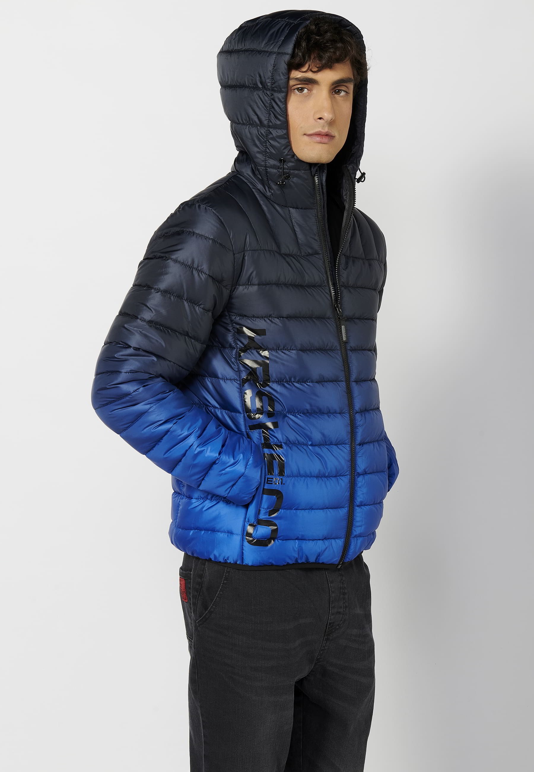 Kurze wattierte Jacke mit hohem Kragen und Kapuze in Blau für Herren 3