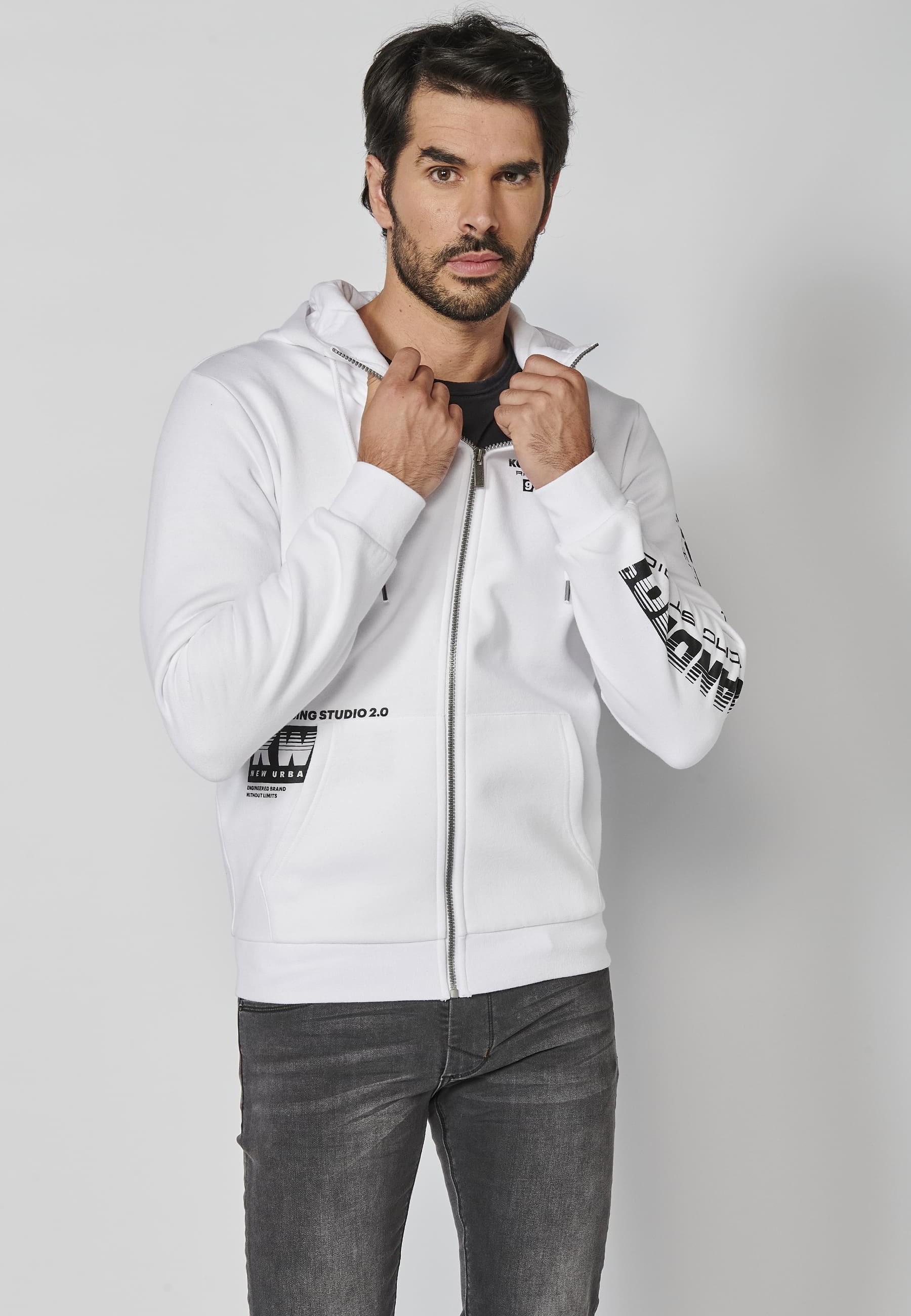Chaqueta sudadera de manga larga con capucha ajustable detalle de letras en la manga color blanco para hombre | Ropa Casual