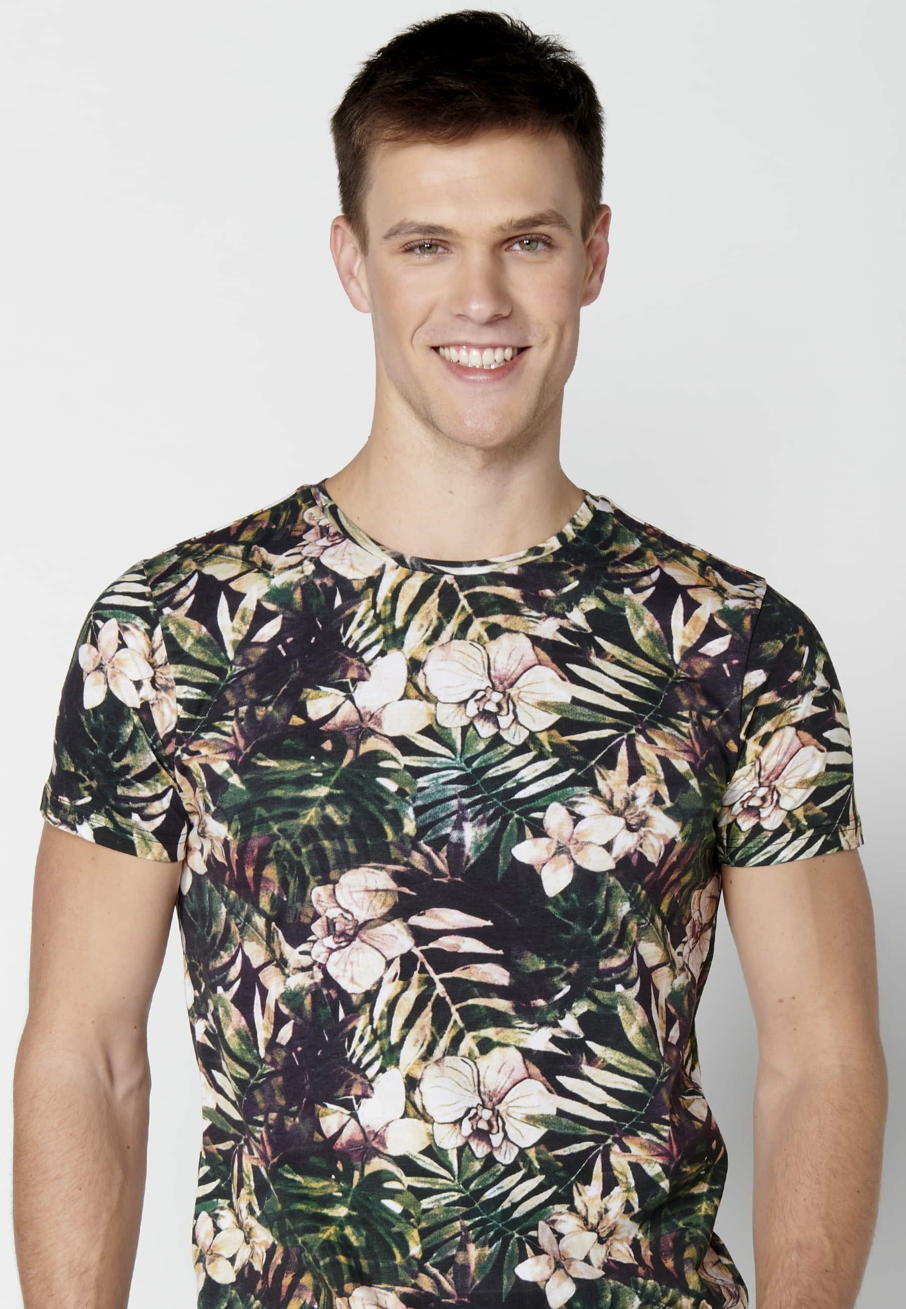 Mehrfarbiges Kurzarm-T-Shirt aus Baumwolle mit tropischem Aufdruck für Herren