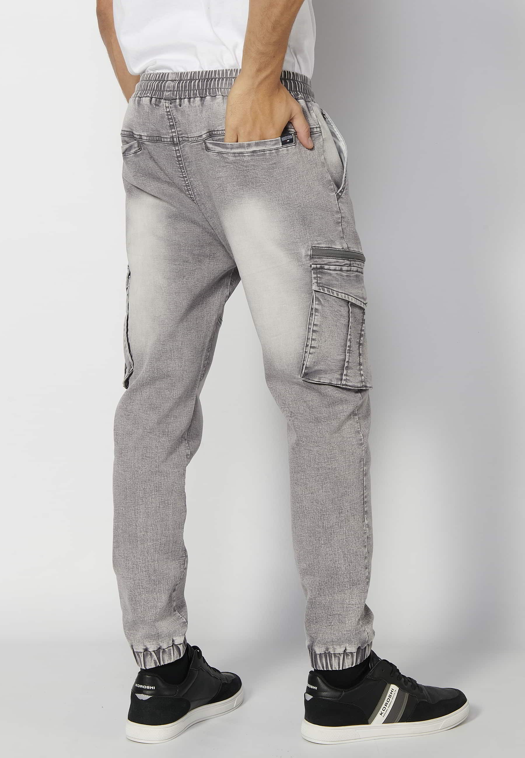 Pantalón Deportivo largo jogger acabado en goma con cuatro bolsillos color Gris para Hombre 3