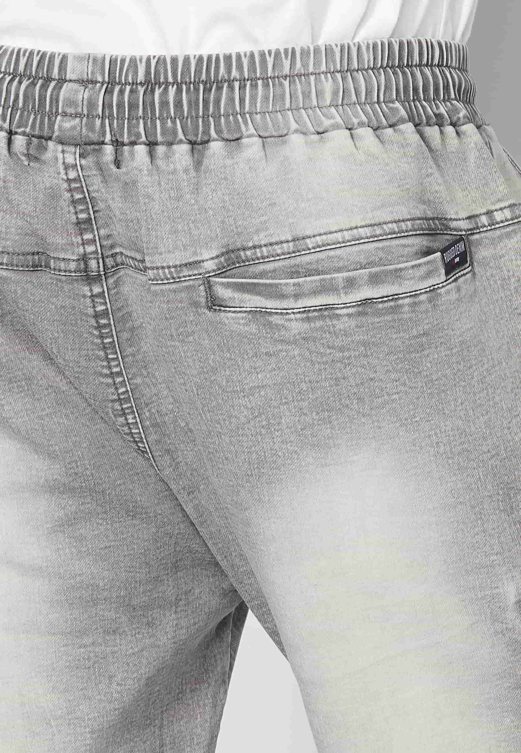 Pantalón Deportivo largo jogger acabado en goma con cuatro bolsillos color Gris para Hombre 2