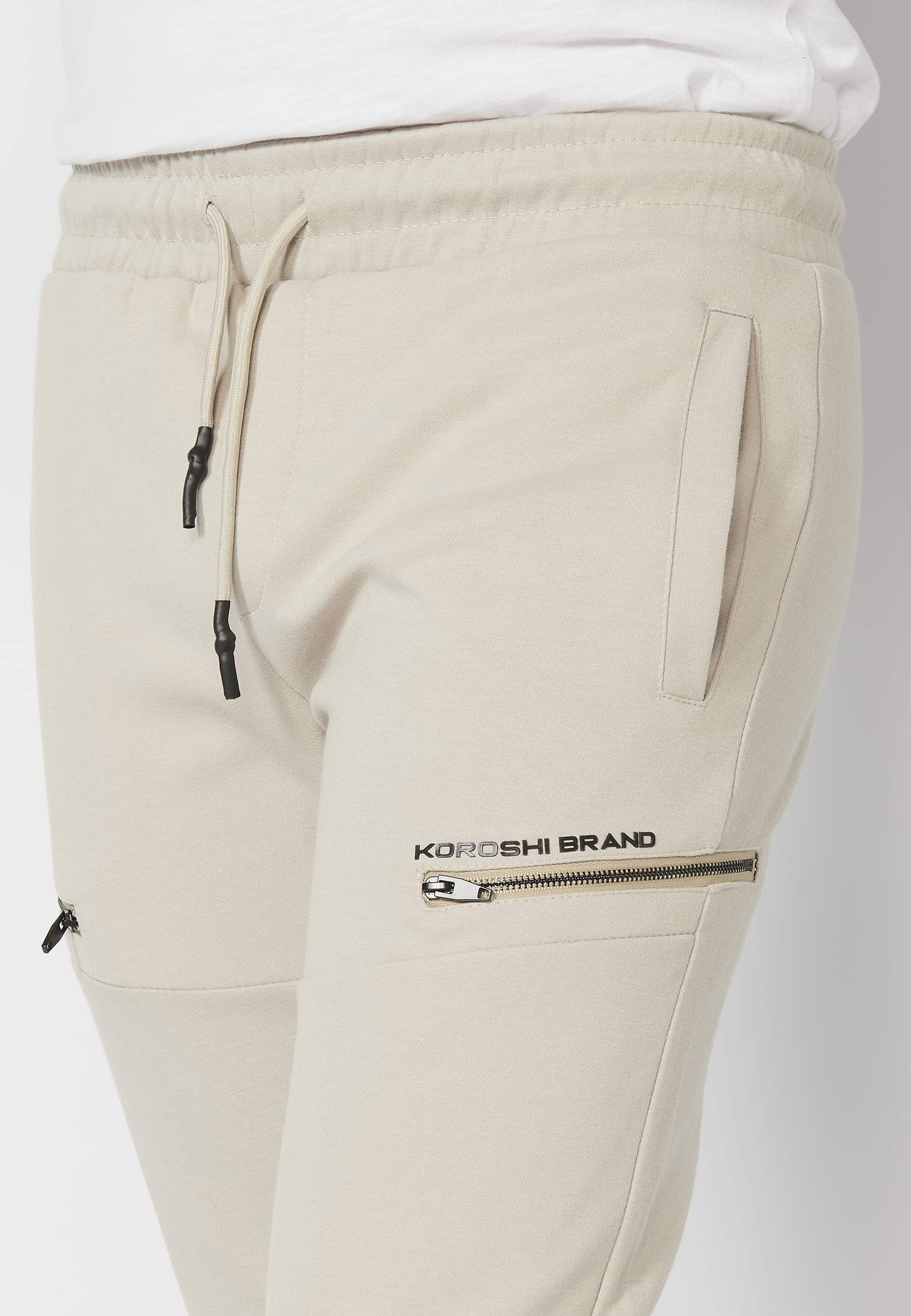 Pantalón Deportivo largo jogger con cintura engomada y cordón con cortes en las rodillas color Piedra para Hombre 10