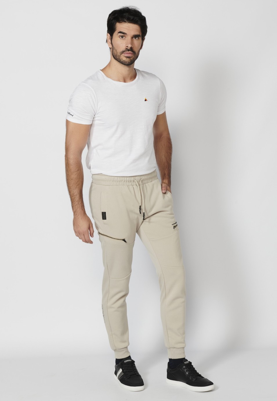 Pantalón deportivo largo jogger con cintura engomada y cordón con cortes en las rodillas color piedra para hombre | Ropa Casual