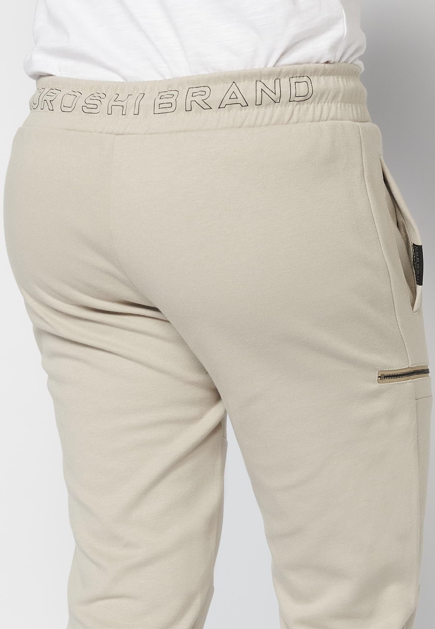 Pantalón Deportivo largo jogger con cintura engomada y cordón con cortes en las rodillas color Piedra para Hombre 5