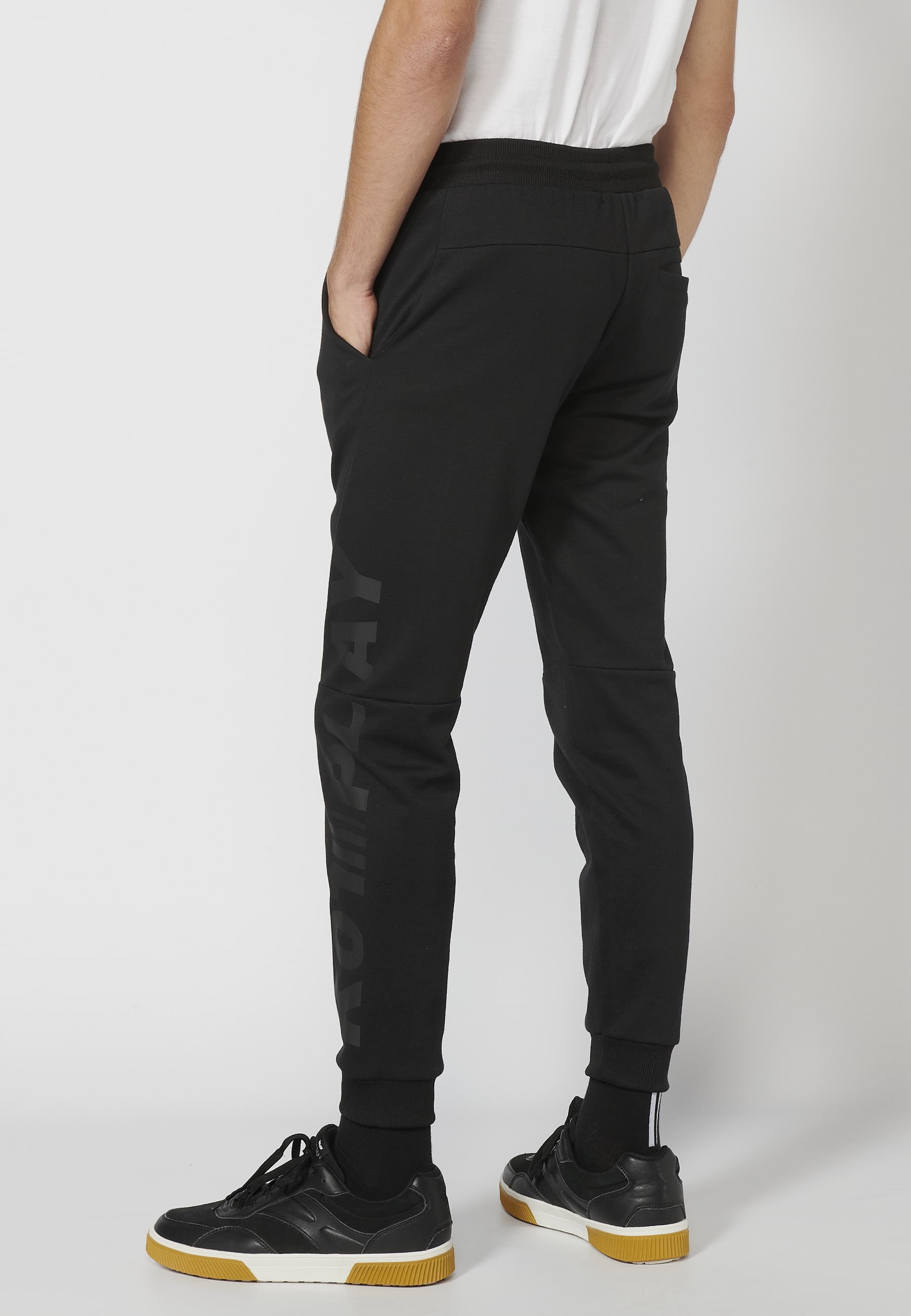 Pantalón Deportivo largo jogger con cintura elástica ajustable, detalle en bolsillo, color Negro para Hombre