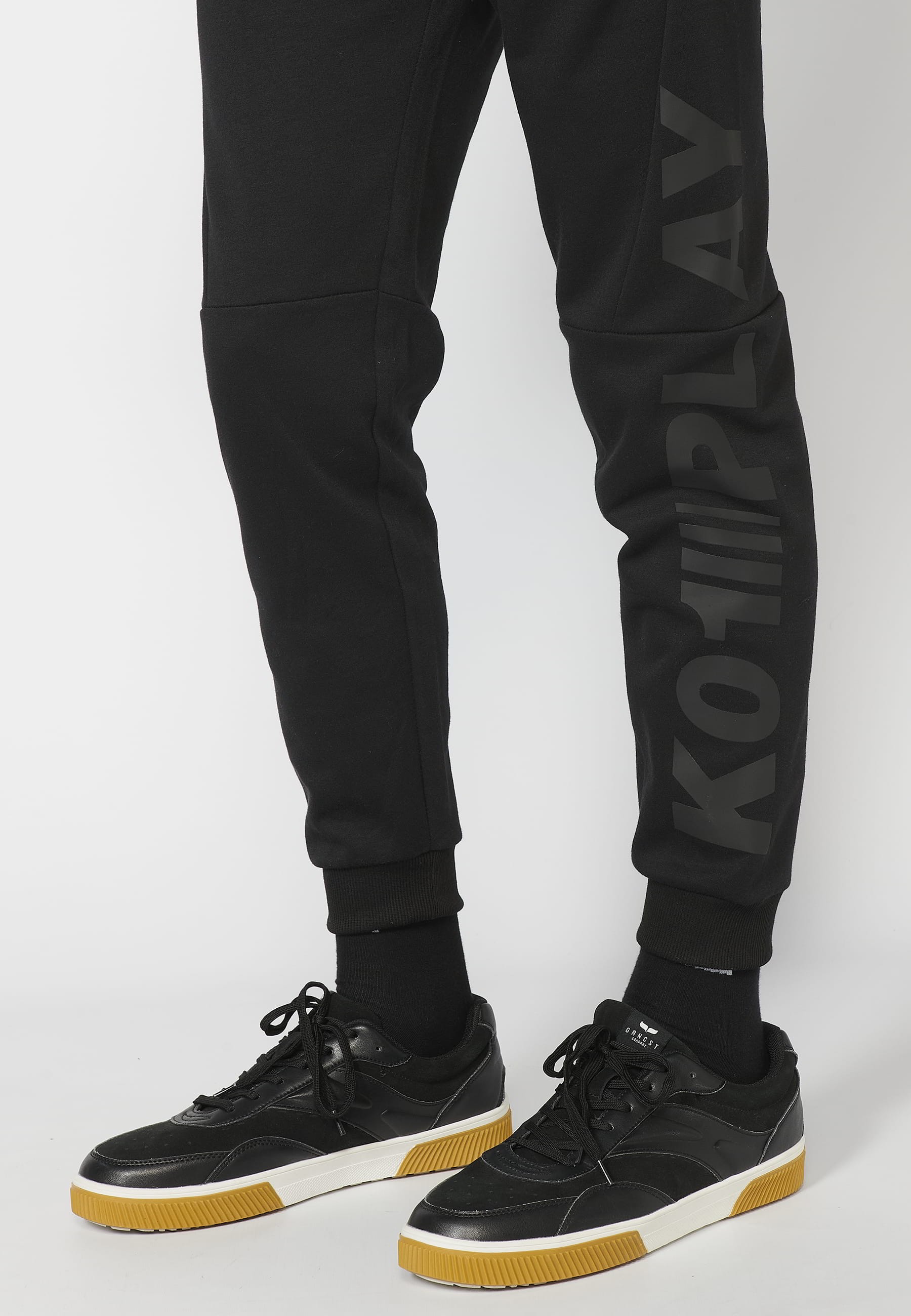 Pantalón Deportivo largo jogger con cintura elástica ajustable, detalle en bolsillo, color Negro para Hombre