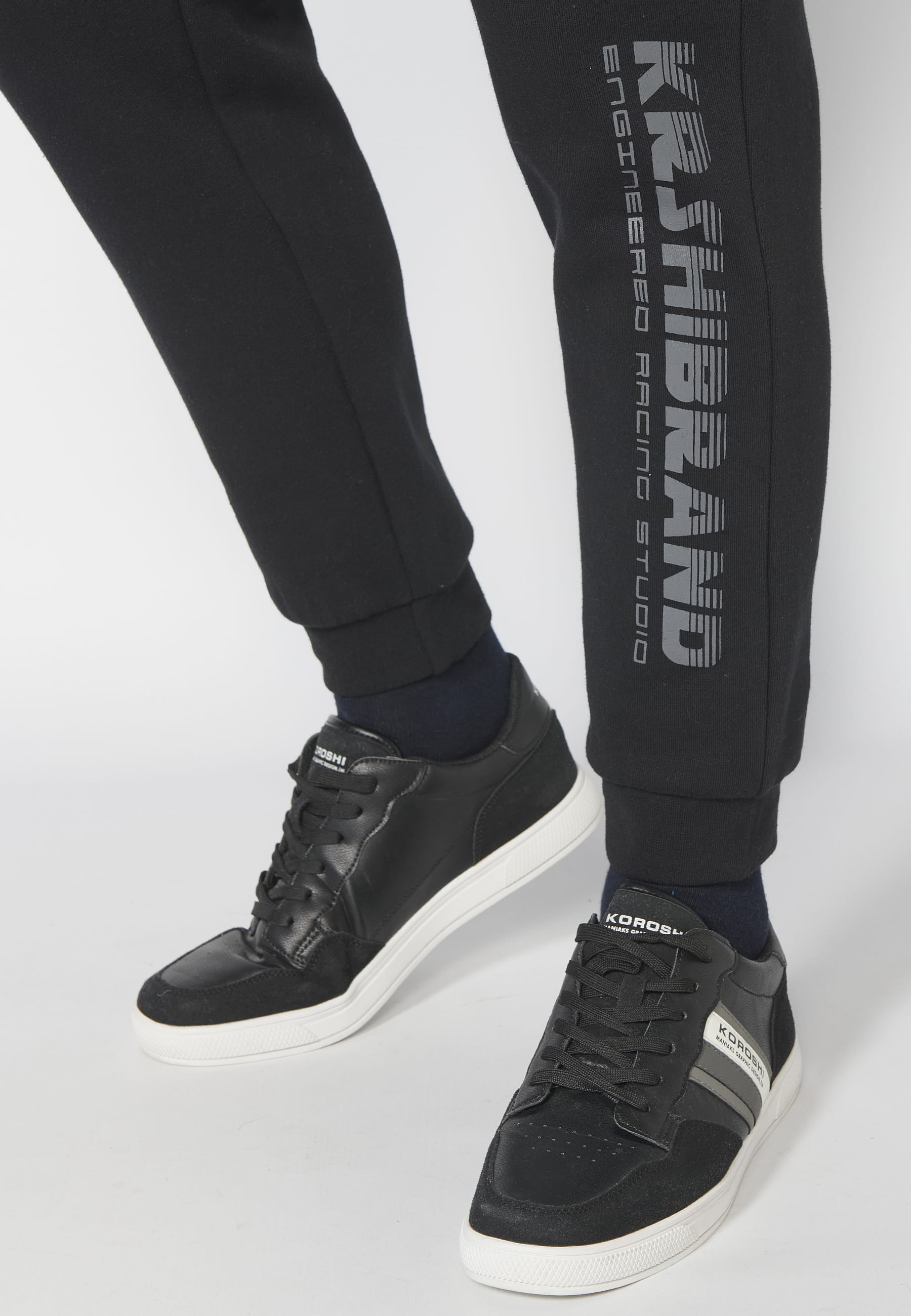 Pantalón Deportivo largo jogger con cintura elástica ajustable y bolsillos laterales color Negro para Hombre