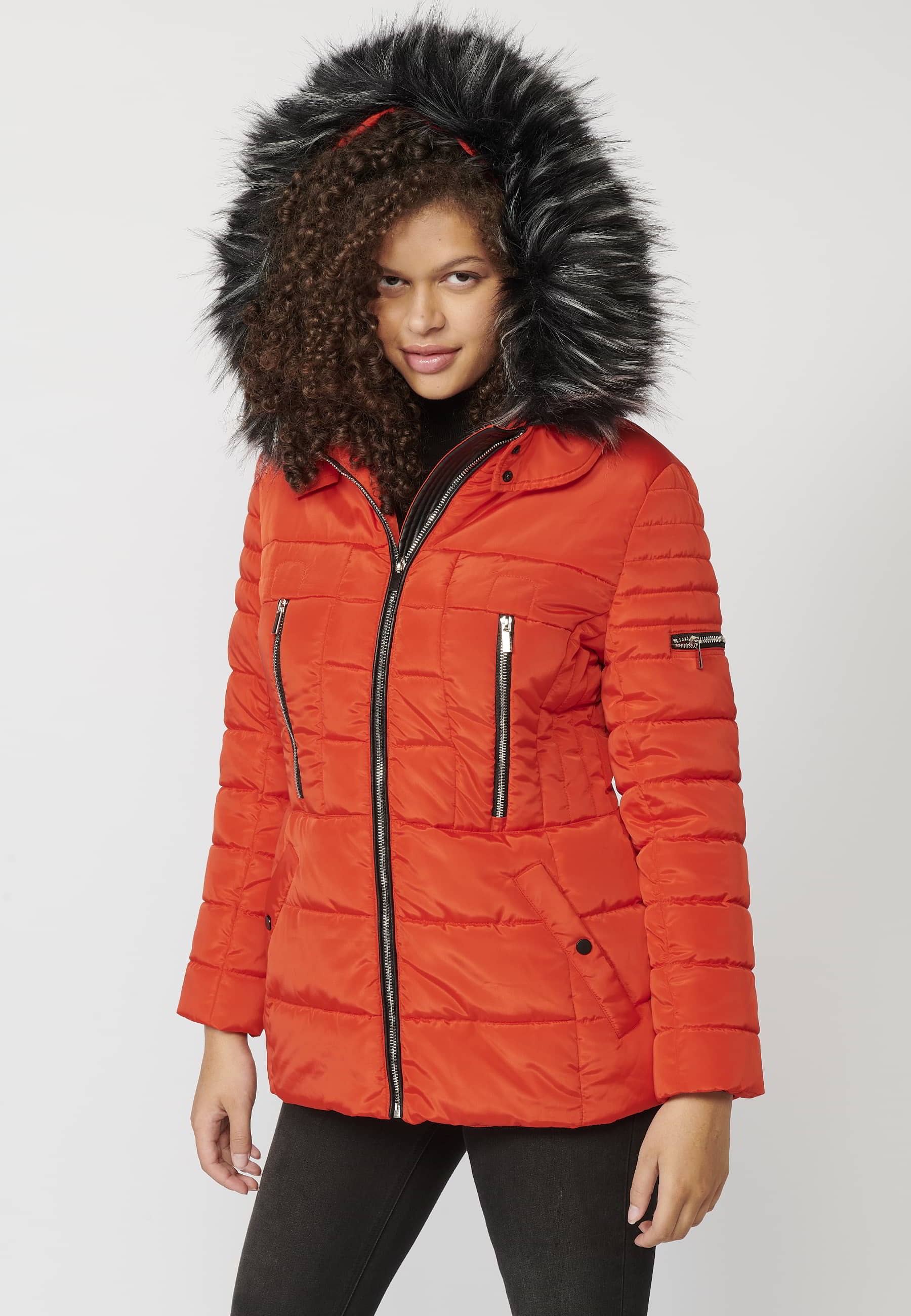 Abrigo acolchado de manga larga con capucha de pelo sintético desmontable color rojo para mujer | Moda Actual