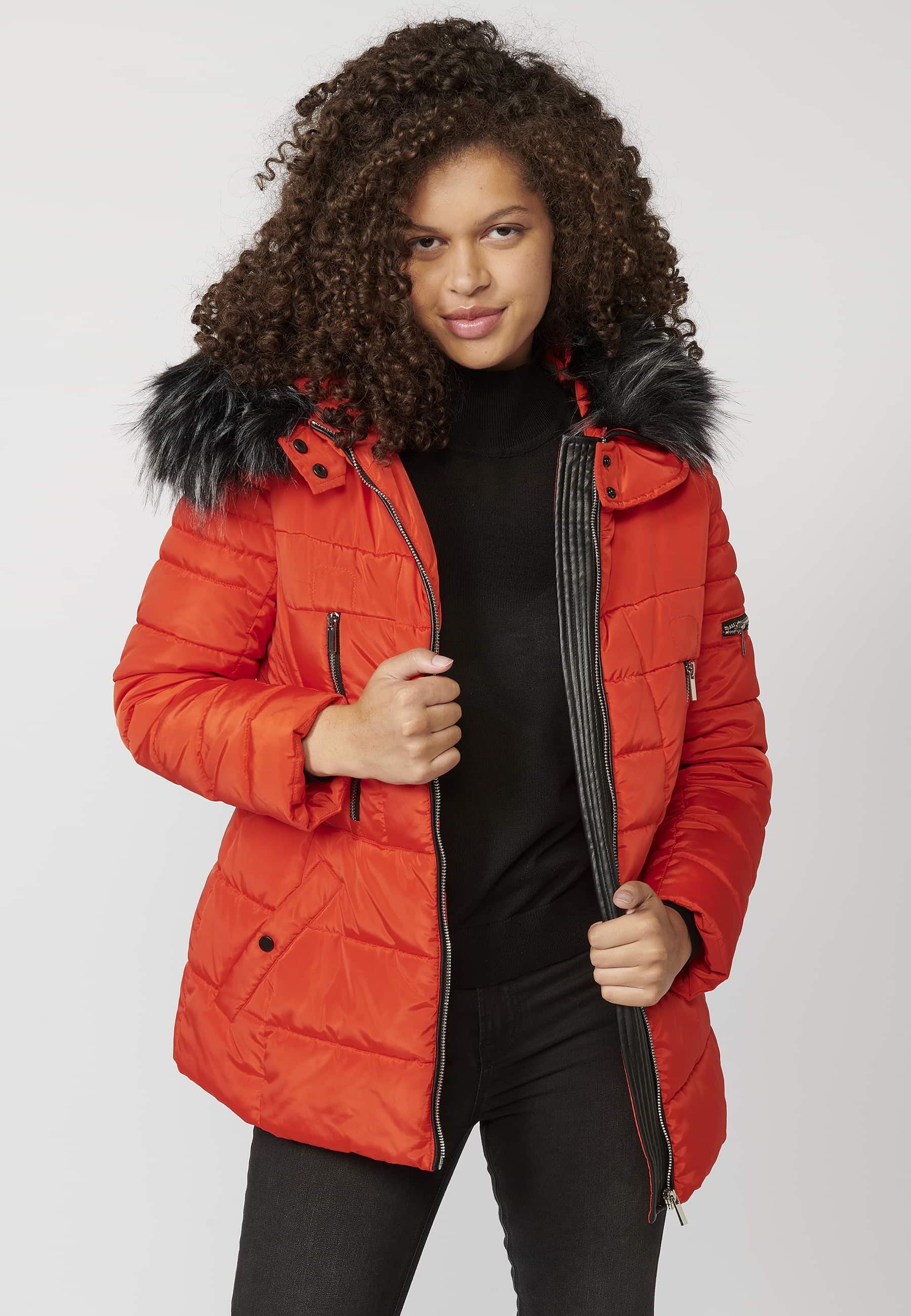 Abrigo acolchado de manga larga con capucha de pelo sintético desmontable color rojo para mujer | Moda Actual