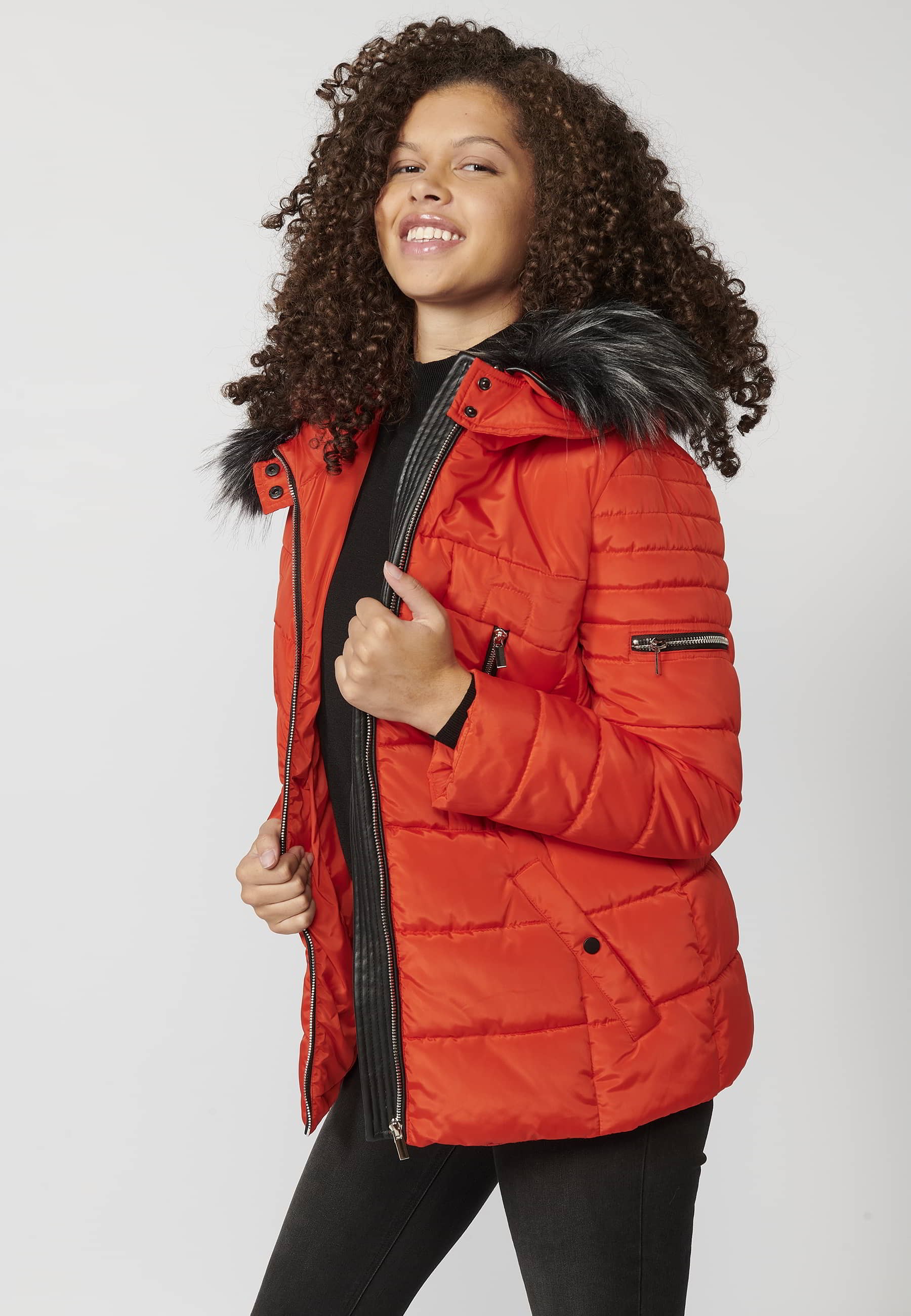 Abrigo acolchado de manga larga con capucha de pelo sintético desmontable color rojo para mujer | Moda Actual