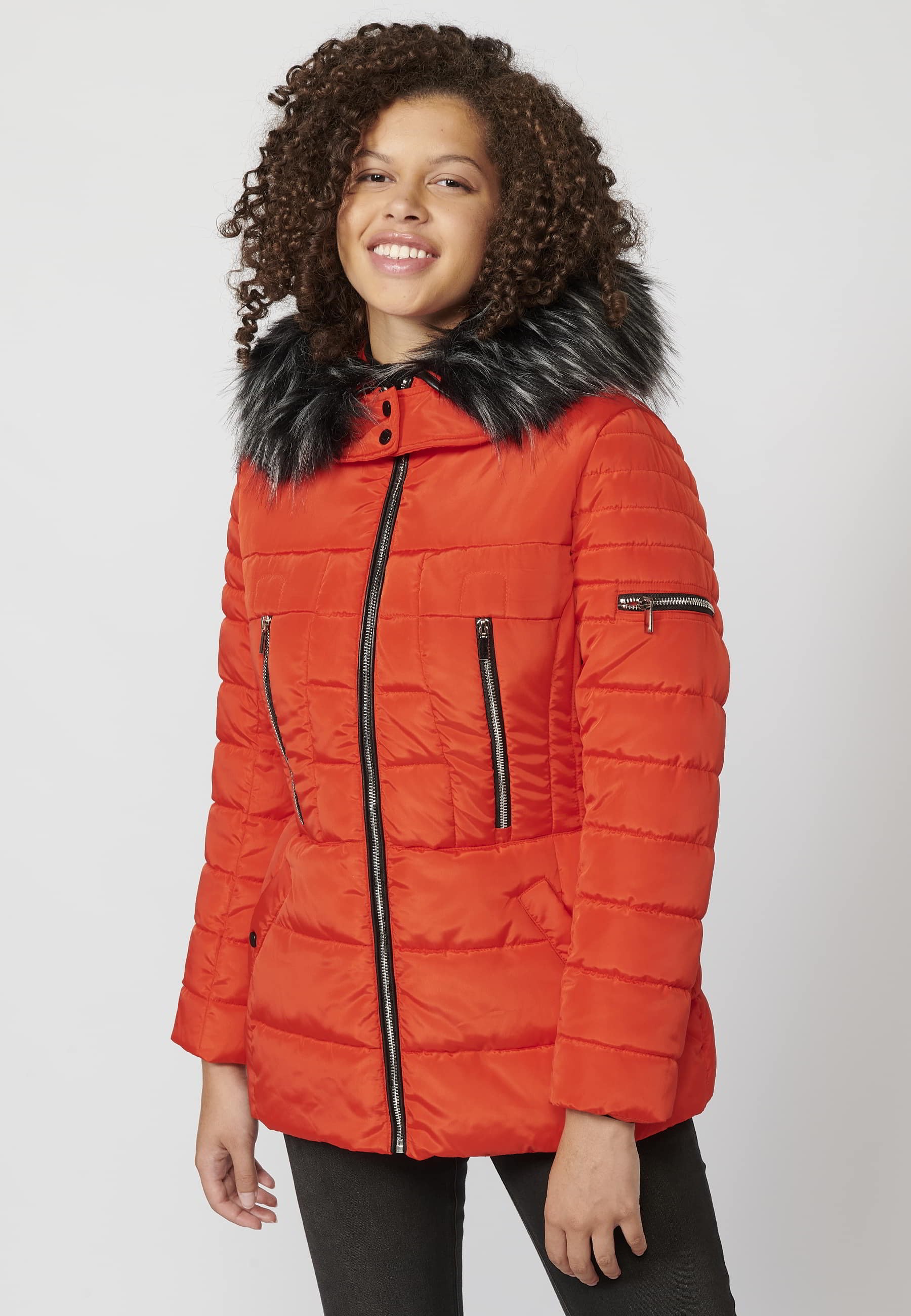 Abrigo acolchado de manga larga con capucha de pelo sintético desmontable color rojo para mujer | Moda Actual