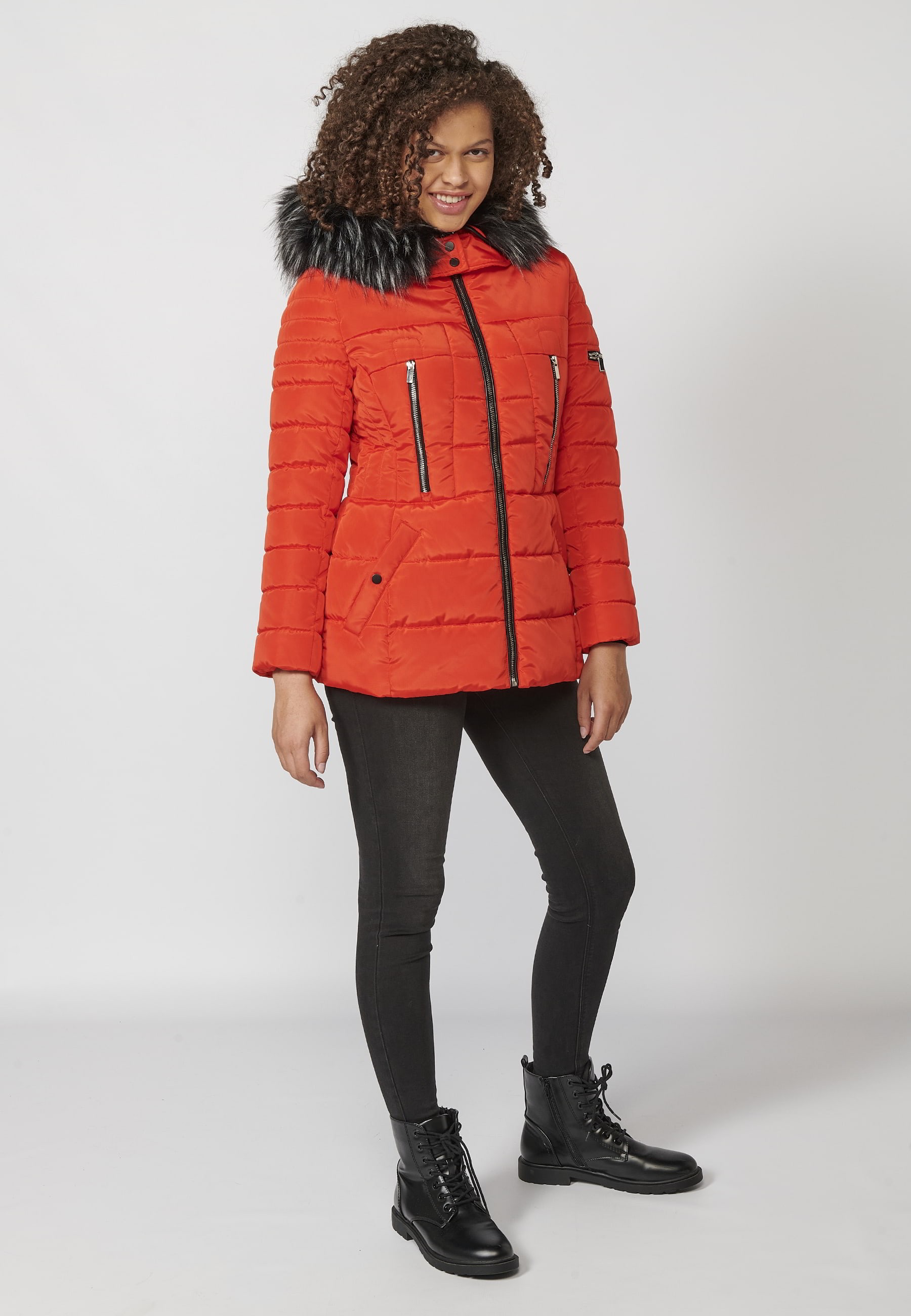 Abrigo acolchado de manga larga con capucha de pelo sintético desmontable color rojo para mujer | Moda Actual