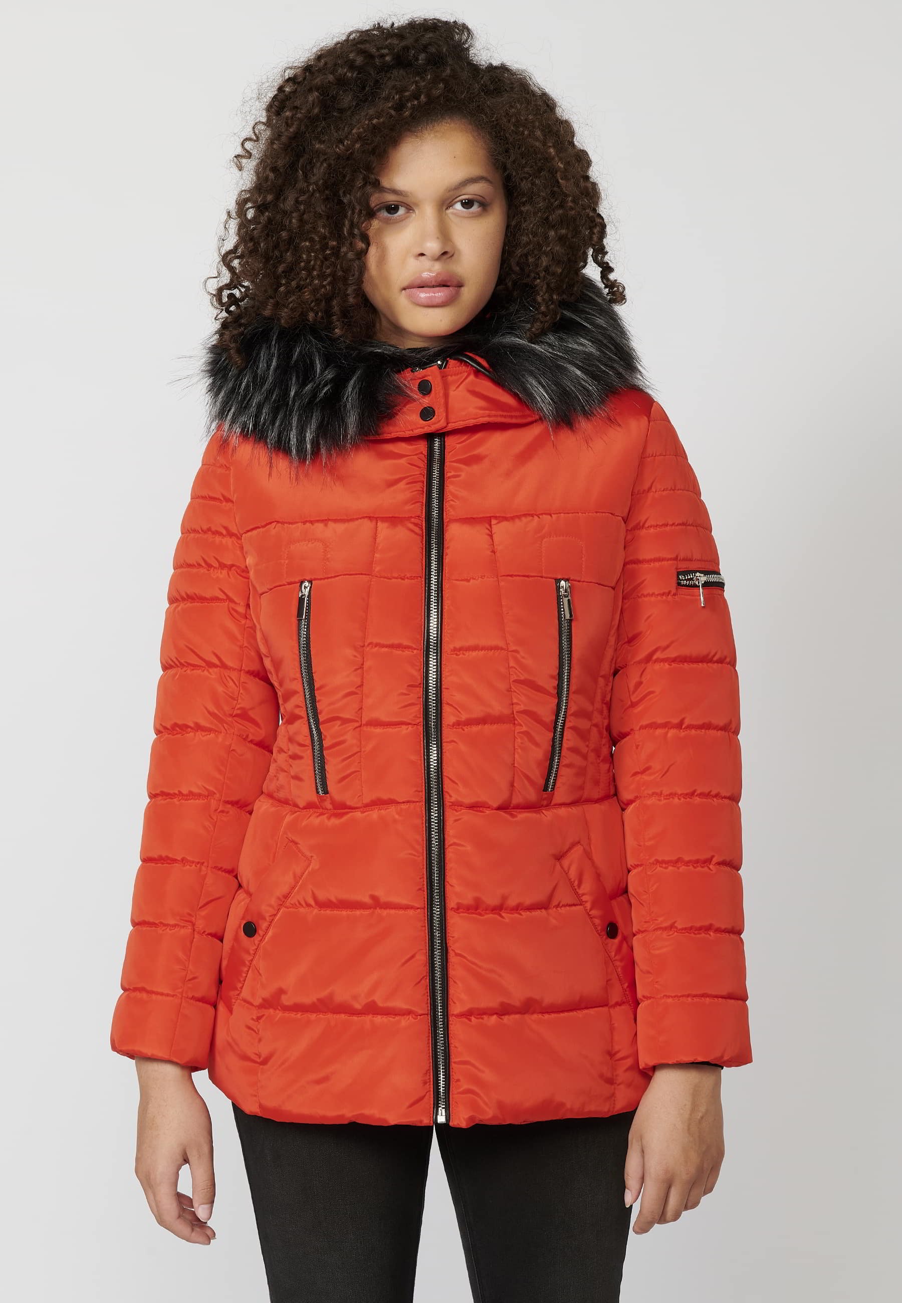 Abrigo acolchado de manga larga con capucha de pelo sintético desmontable color rojo para mujer | Moda Actual