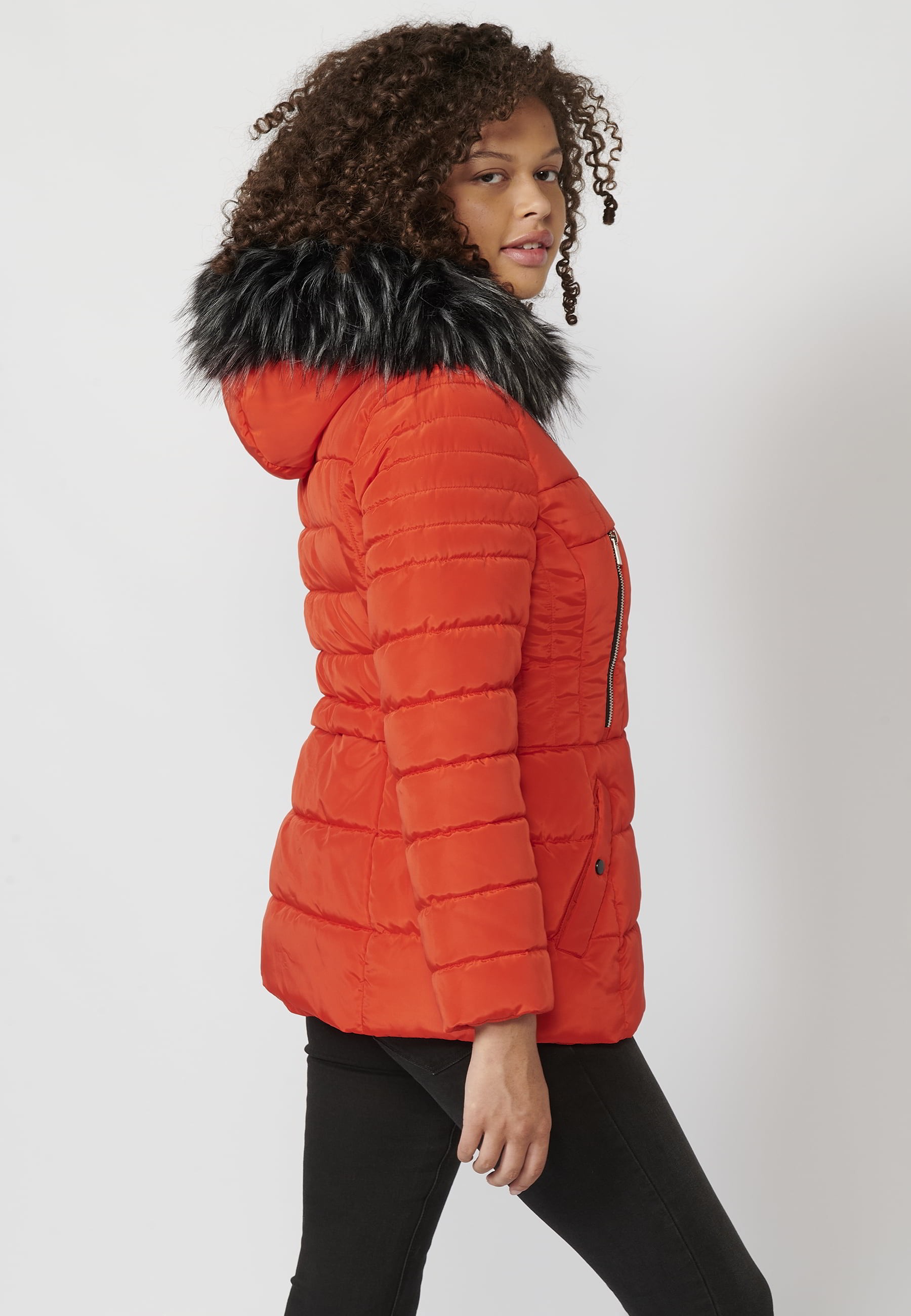 Abrigo acolchado de manga larga con capucha de pelo sintético desmontable color rojo para mujer | Moda Actual