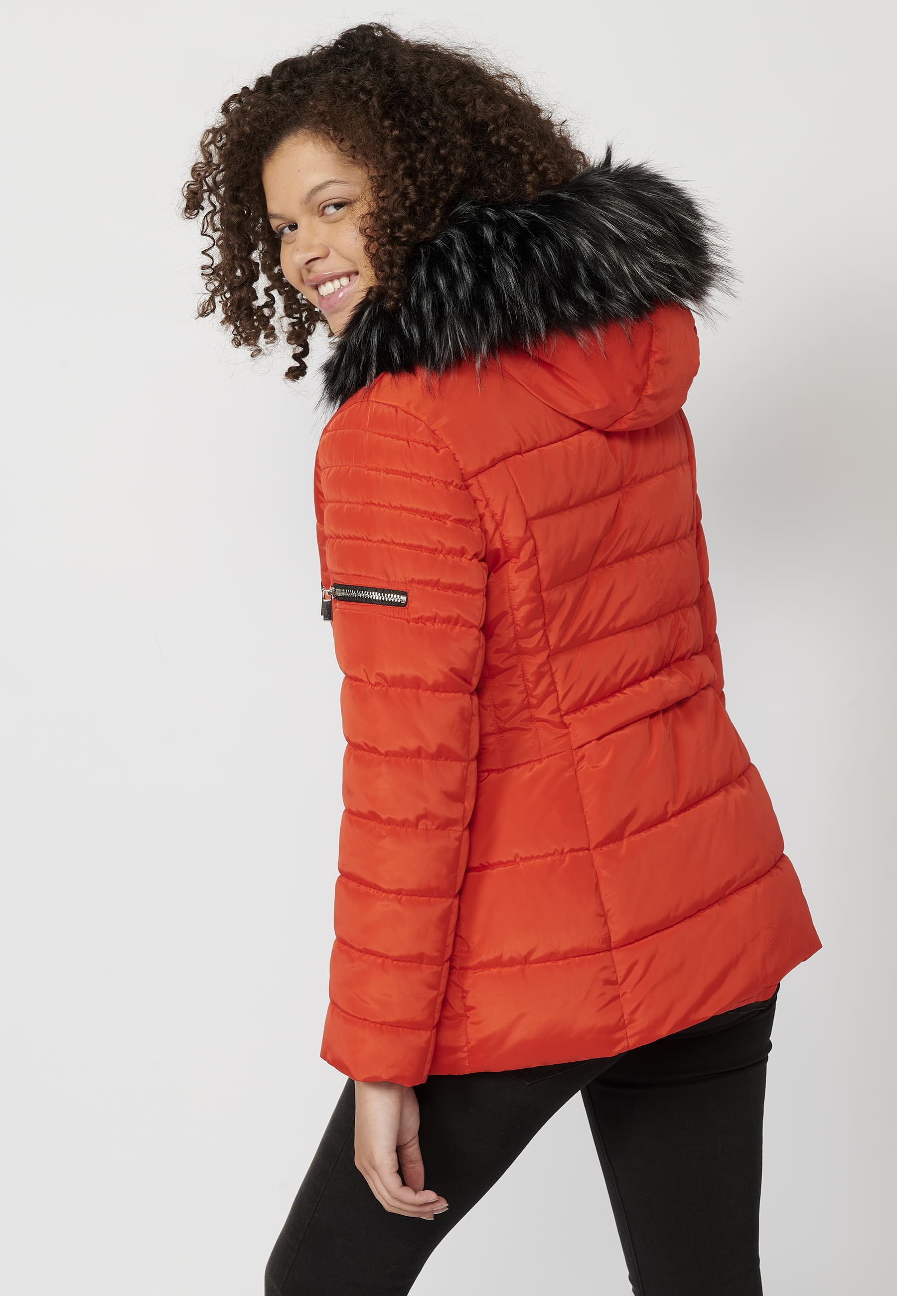 Abrigo acolchado de manga larga con capucha de pelo sintético desmontable color rojo para mujer | Moda Actual