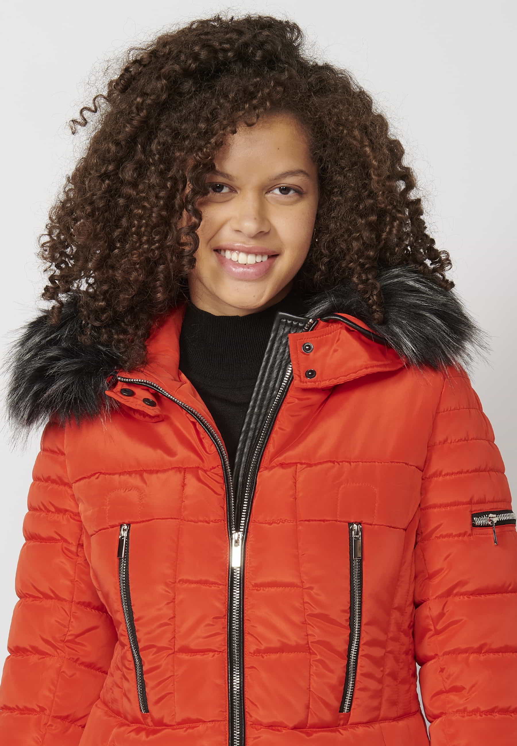 Abrigo acolchado de manga larga con capucha de pelo sintético desmontable color rojo para mujer | Moda Actual