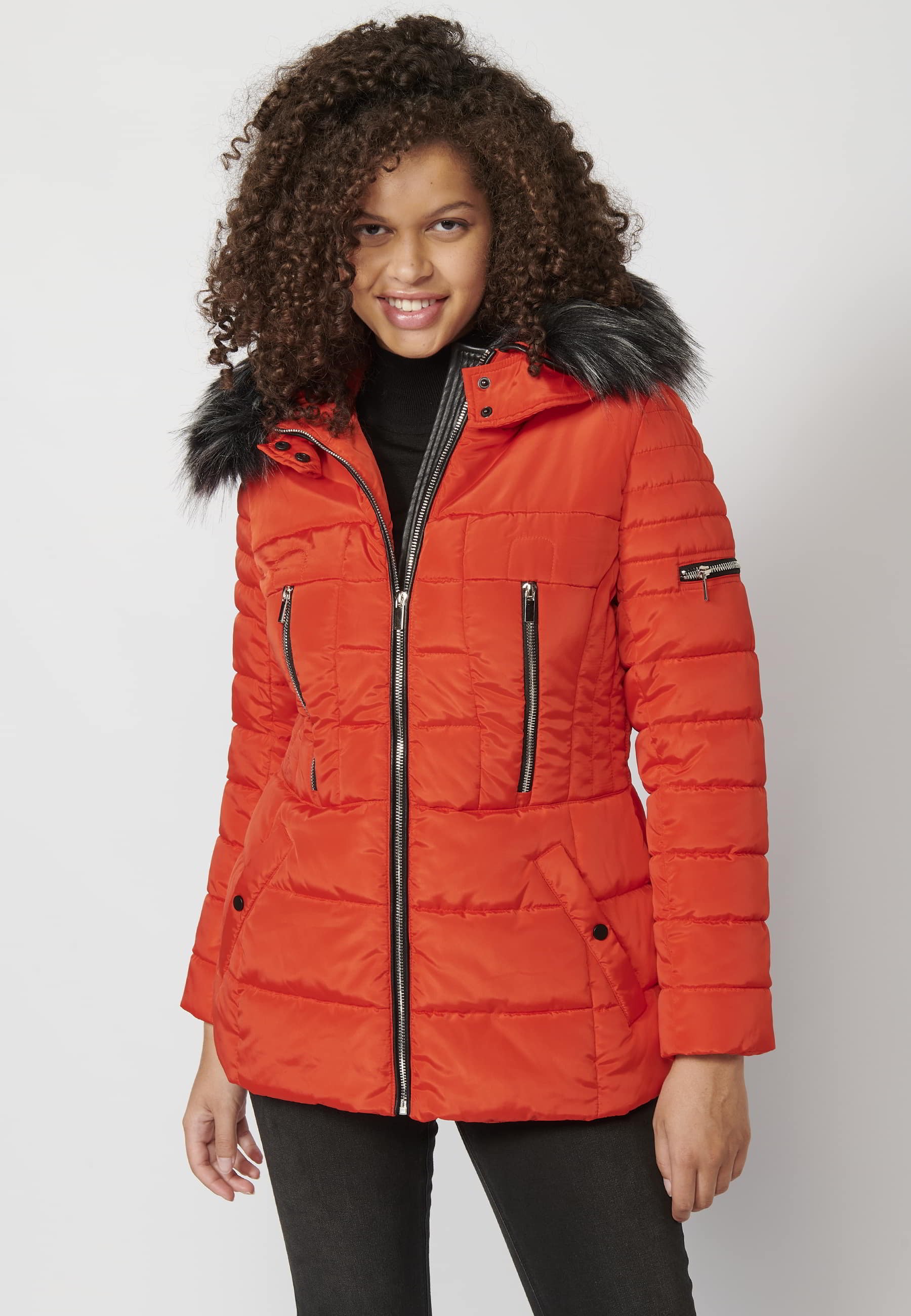 Abrigo acolchado de manga larga con capucha de pelo sintético desmontable color rojo para mujer | Moda Actual