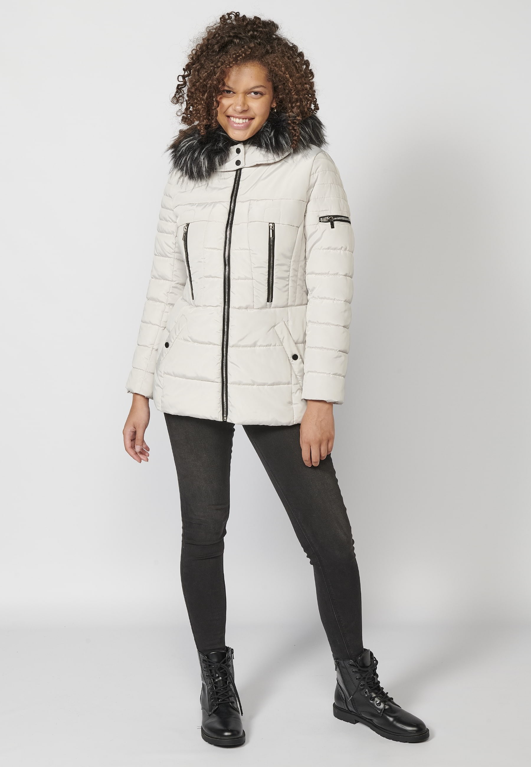 Abrigo acolchado de manga larga con capucha de pelo sintético desmontable color gris para mujer | Moda Actual