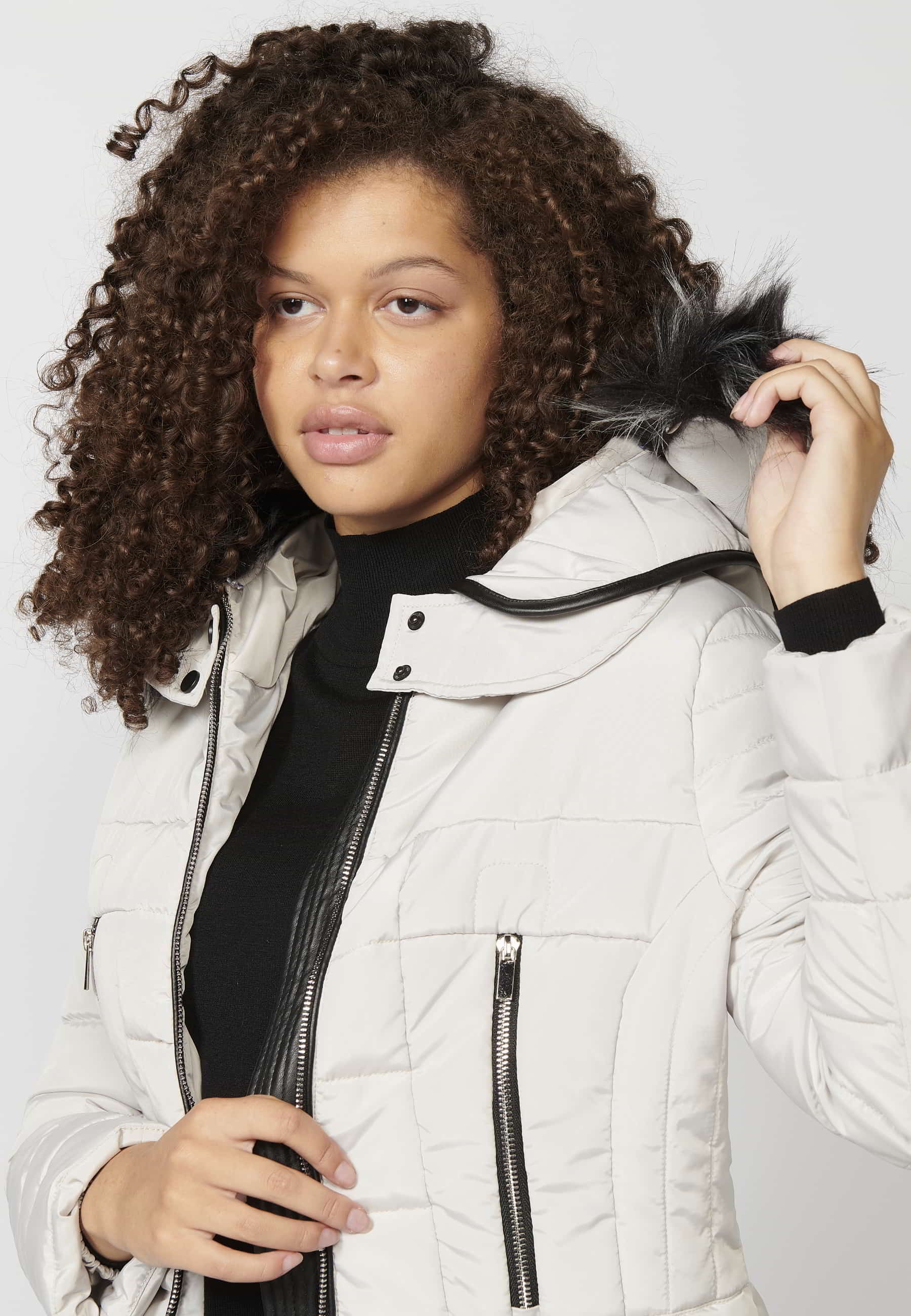 Abrigo acolchado de manga larga con capucha de pelo sintético desmontable color gris para mujer | Moda Actual