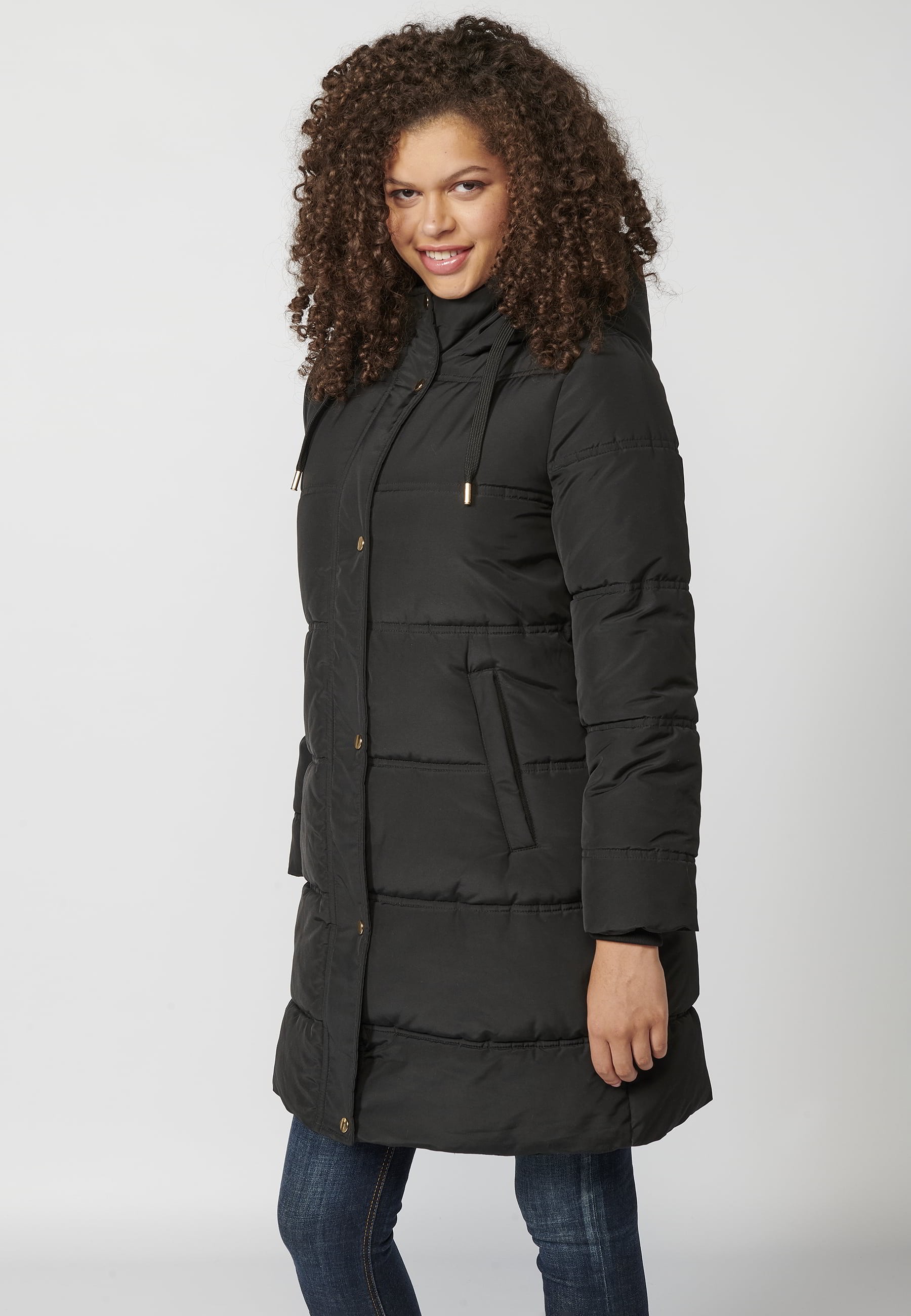 Abrigo parka larga acolchada con cuello ajustable con cordón color negro para mujer | Moda Actual