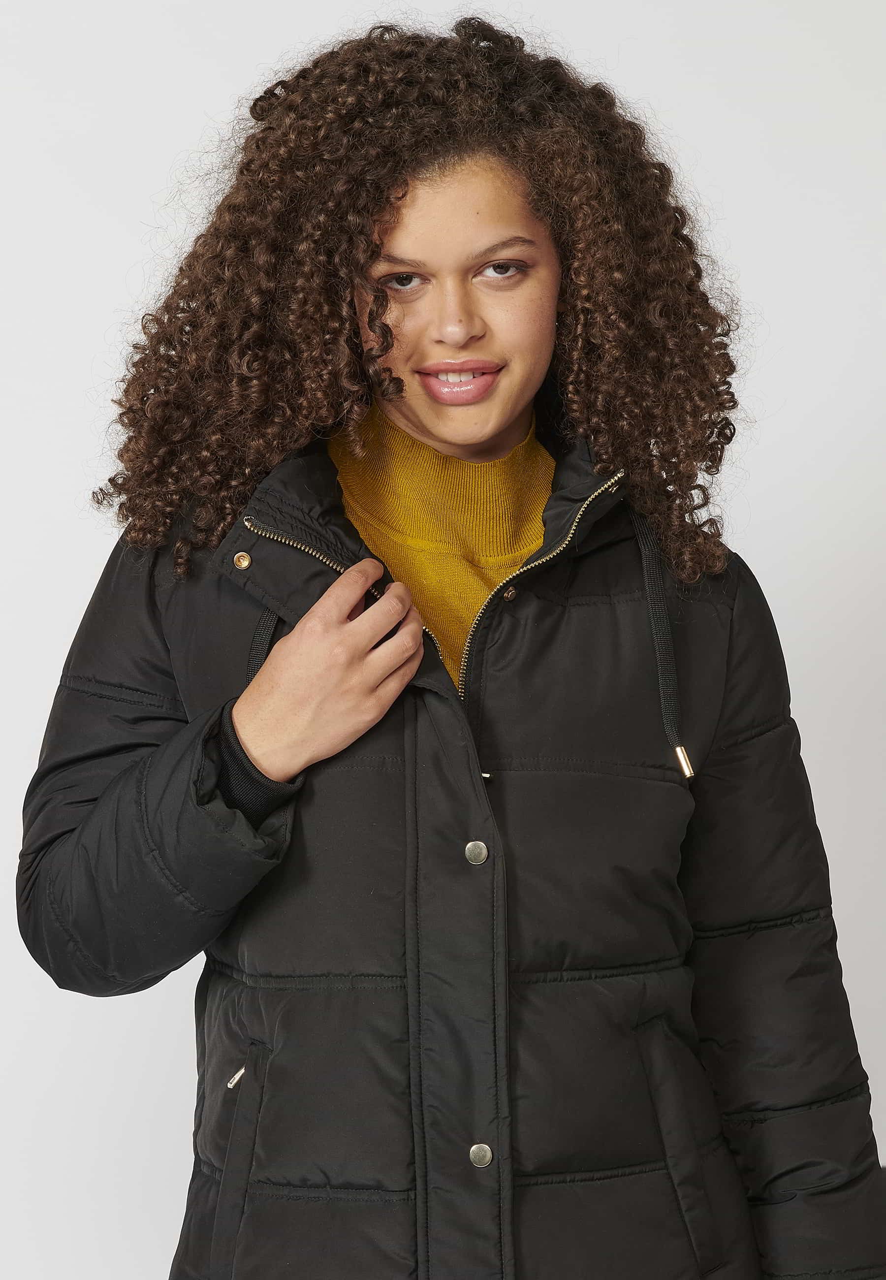 Abrigo parka larga acolchada con cuello ajustable con cordón color negro para mujer | Moda Actual