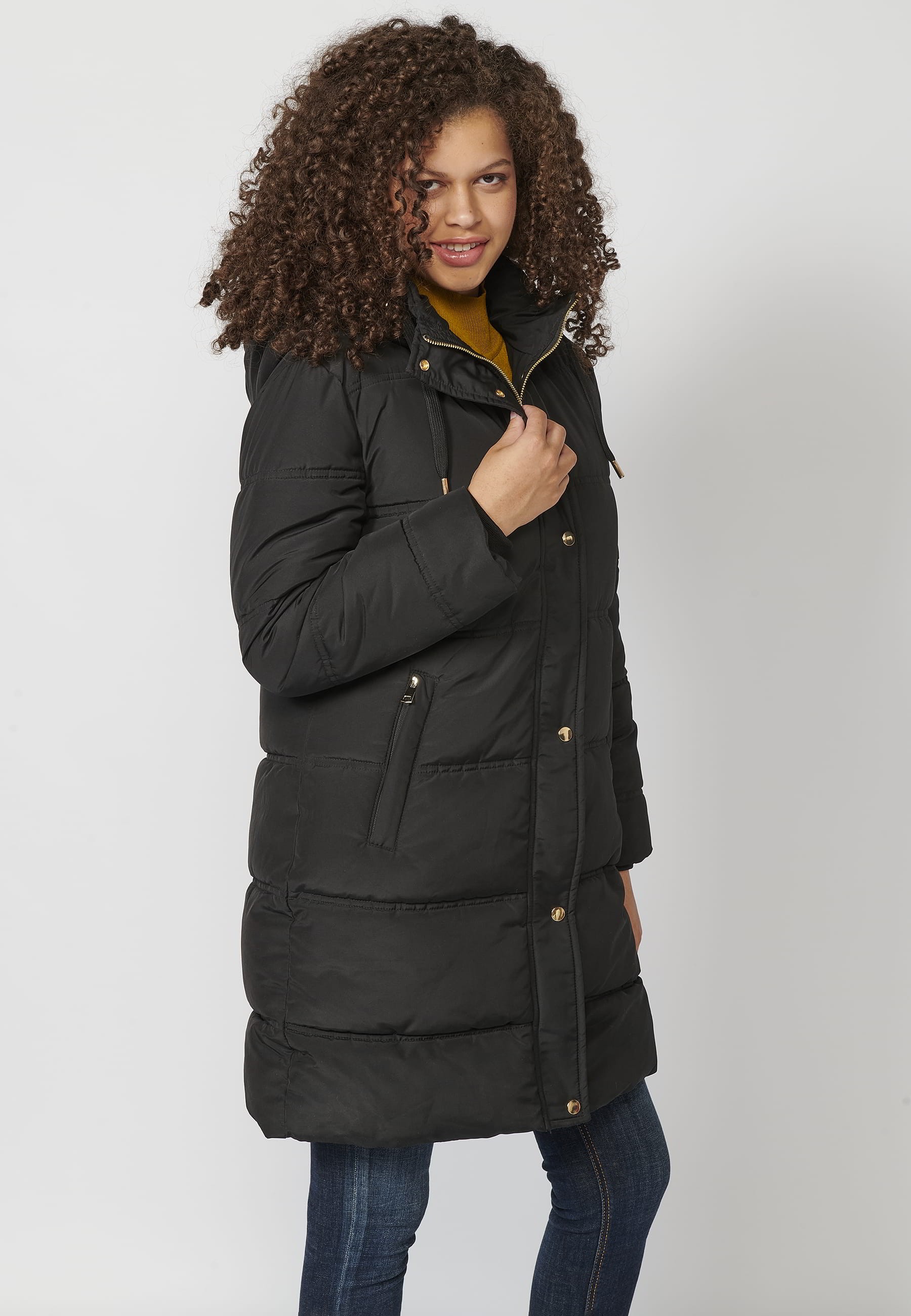 Abrigo parka larga acolchada con cuello ajustable con cordón color negro para mujer | Moda Actual