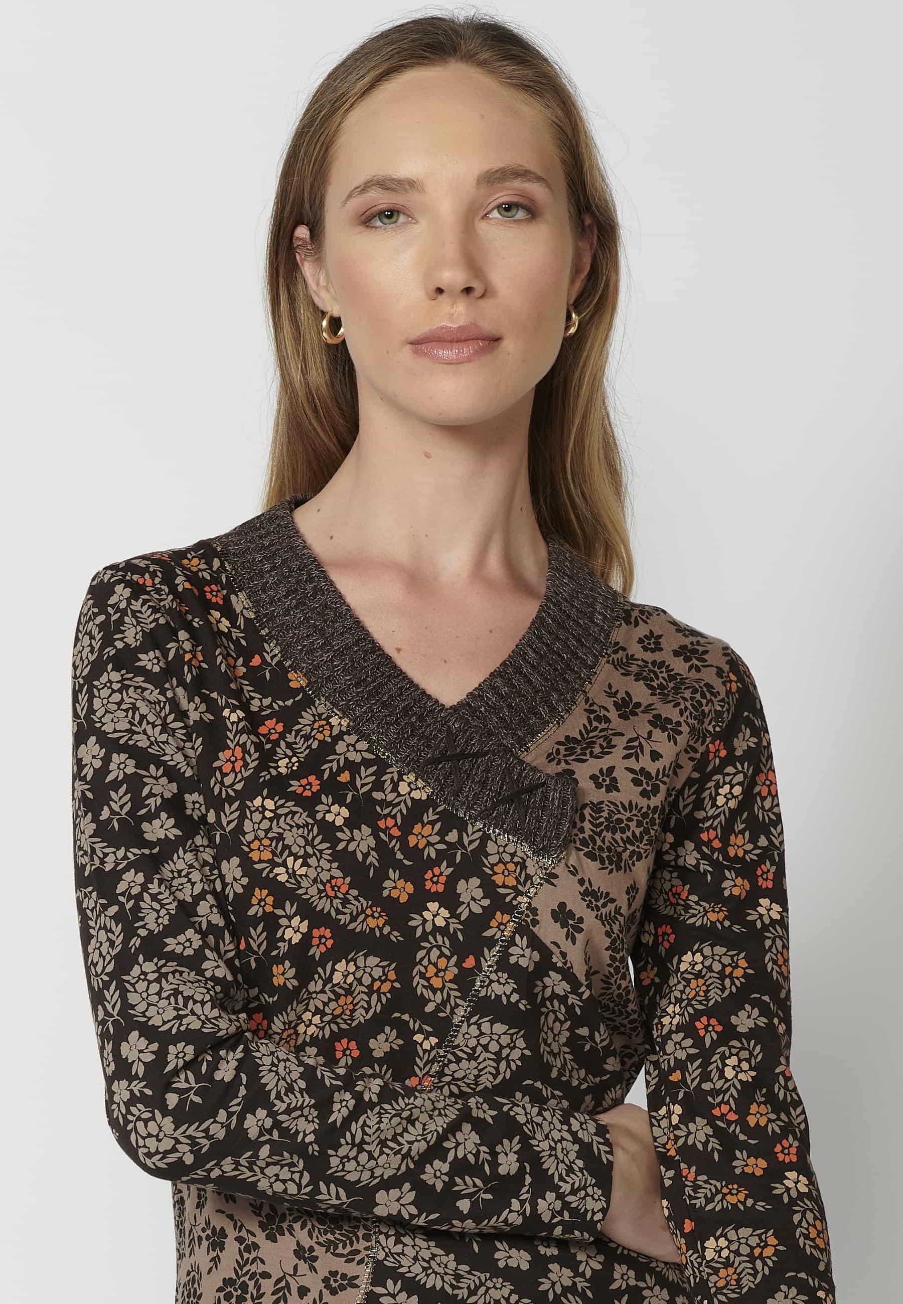 Camiseta manga larga de algodón escote v cruzado y estampado floral multicolor para mujer | Moda Actual