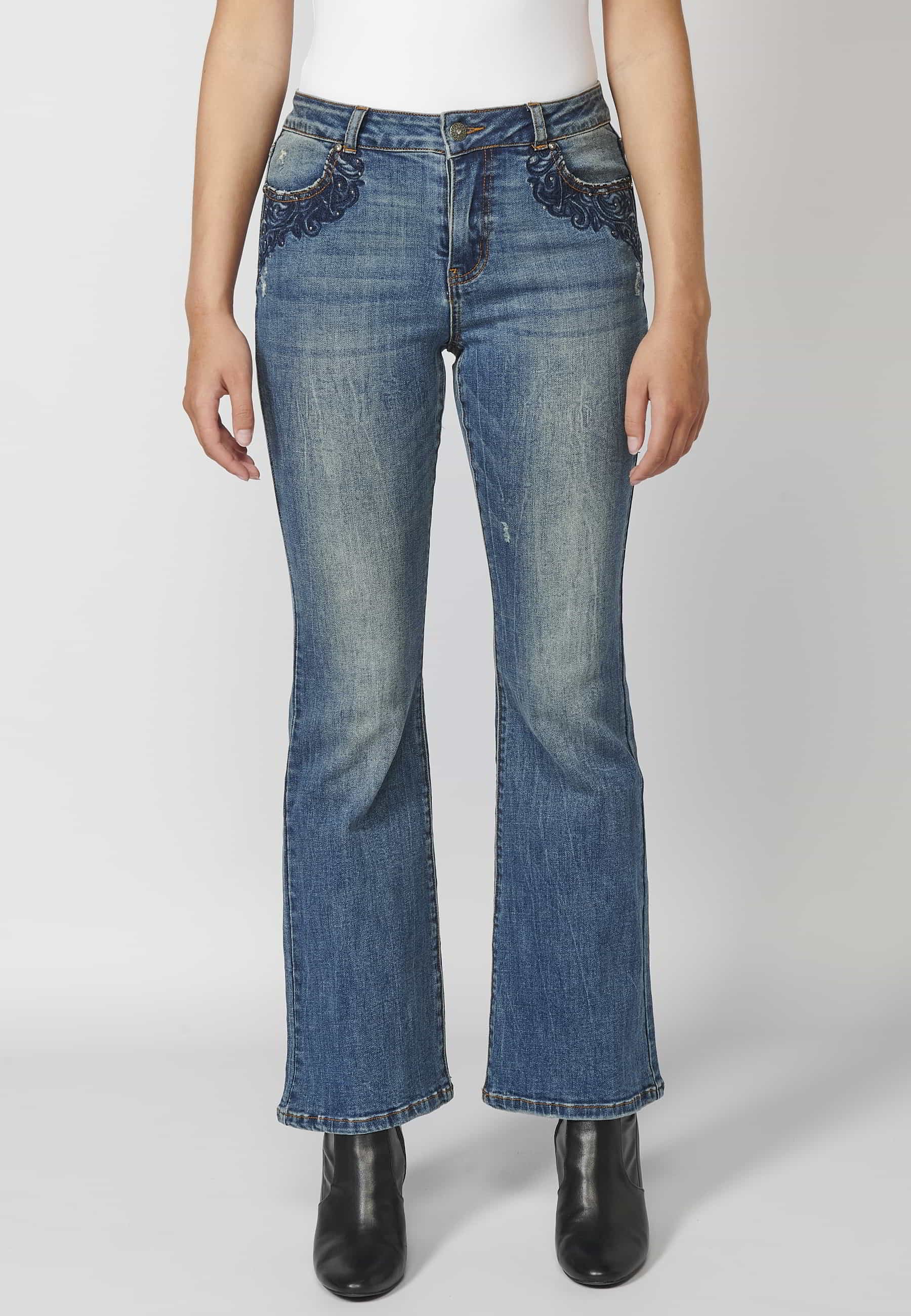 Lange, ausgestellte Jeanshose mit gestickten Details an den Taschen in Dunkelblau für Damen