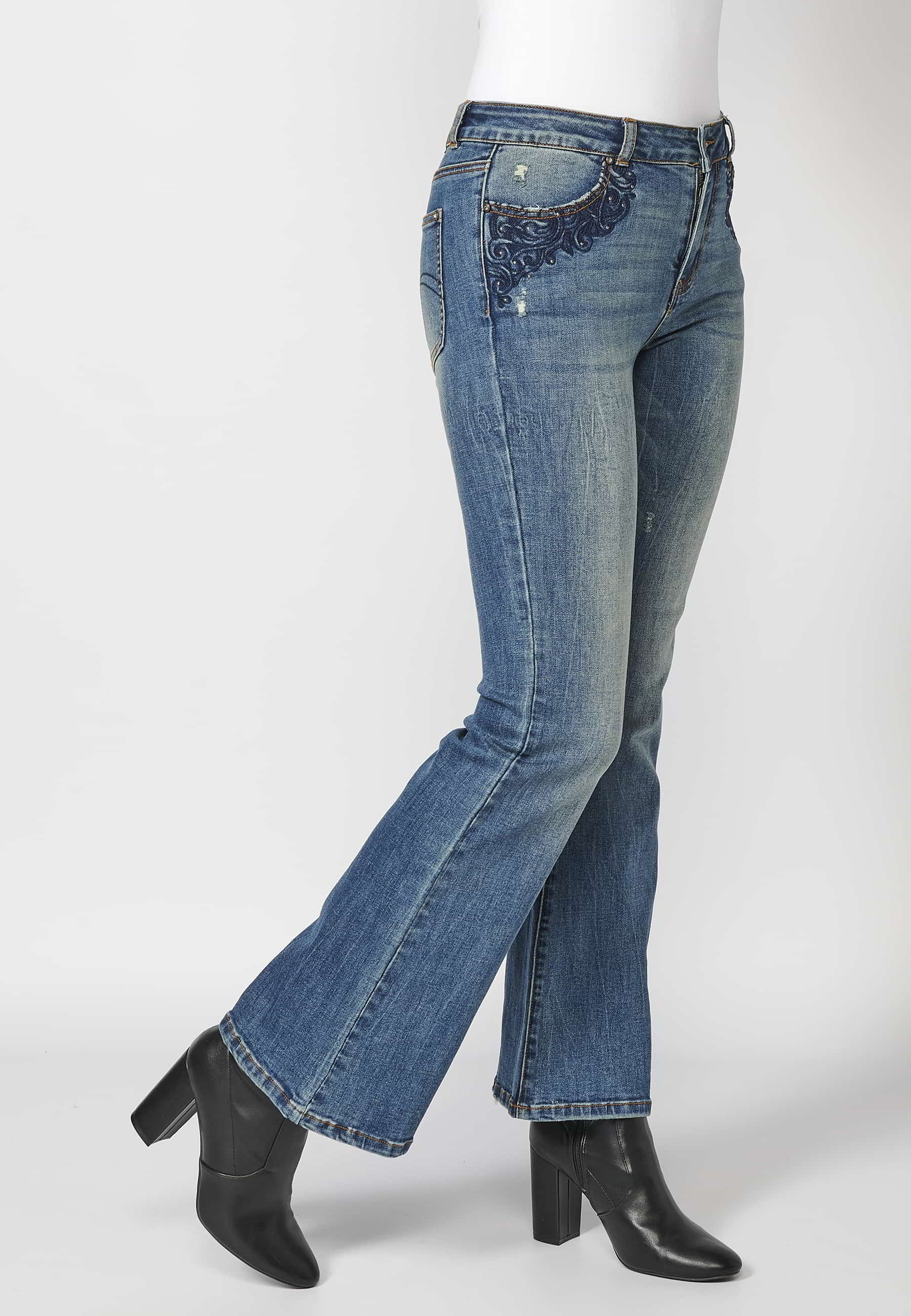 Lange, ausgestellte Jeanshose mit gestickten Details an den Taschen in Dunkelblau für Damen