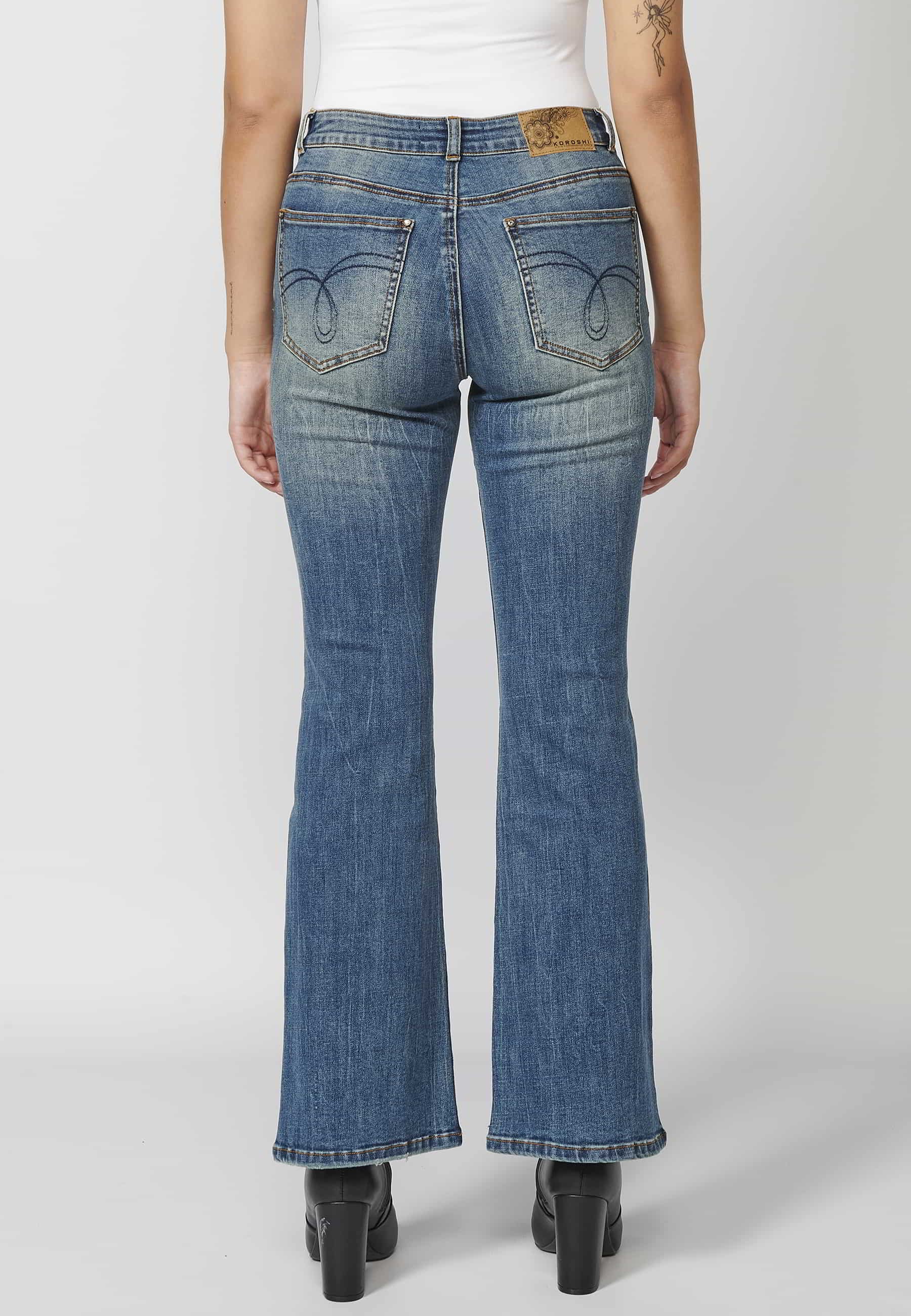 Pantalon long évasé en jean avec détails brodés dans les poches, coloris Bleu Foncé pour Femme