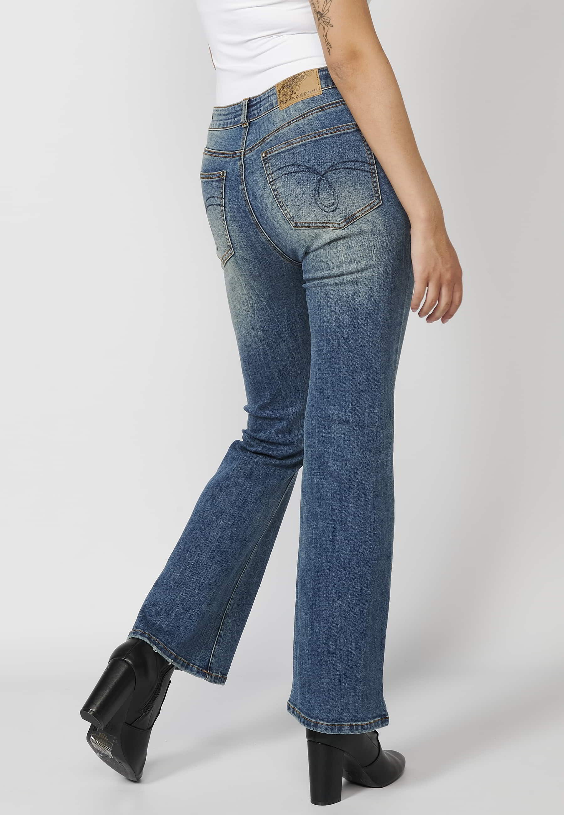 Pantalon long évasé en jean avec détails brodés dans les poches, coloris Bleu Foncé pour Femme