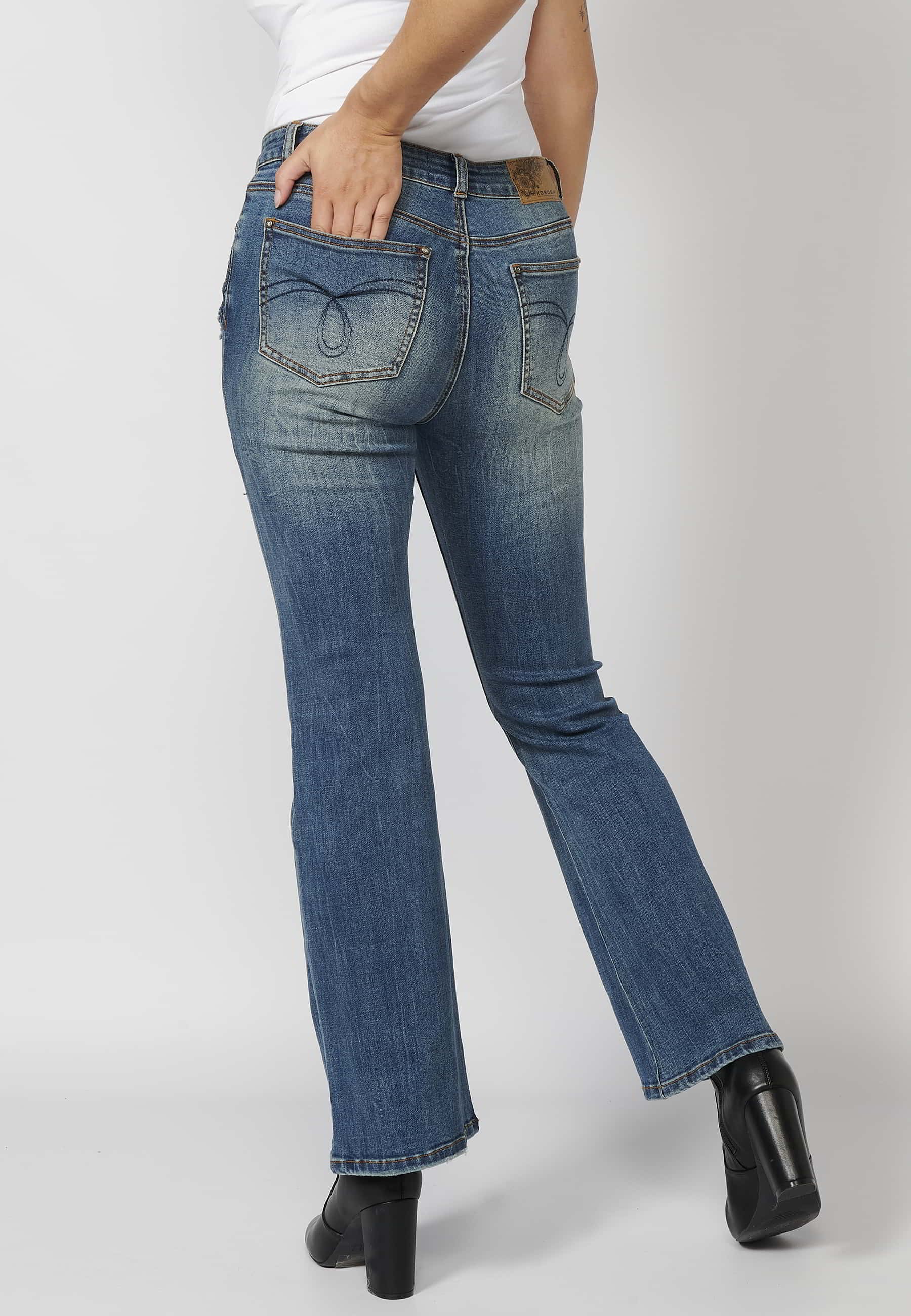 Lange, ausgestellte Jeanshose mit gestickten Details an den Taschen in Dunkelblau für Damen