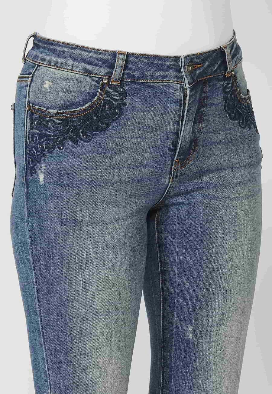 Lange, ausgestellte Jeanshose mit gestickten Details an den Taschen in Dunkelblau für Damen 8