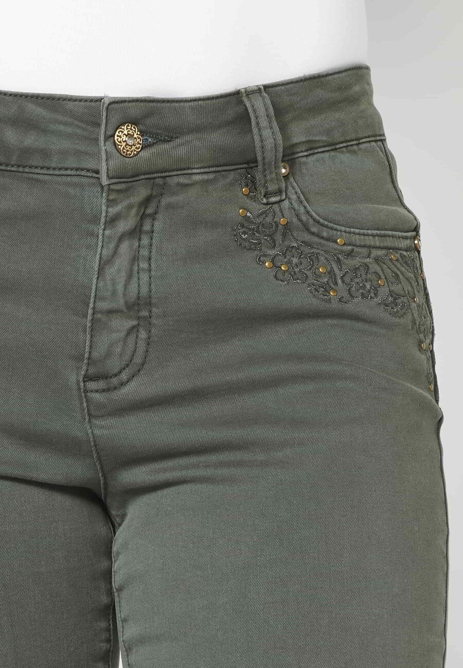 Pantalón largo straigth acabado en campana con detalles bordados color kaki para mujer | Moda Actual 9