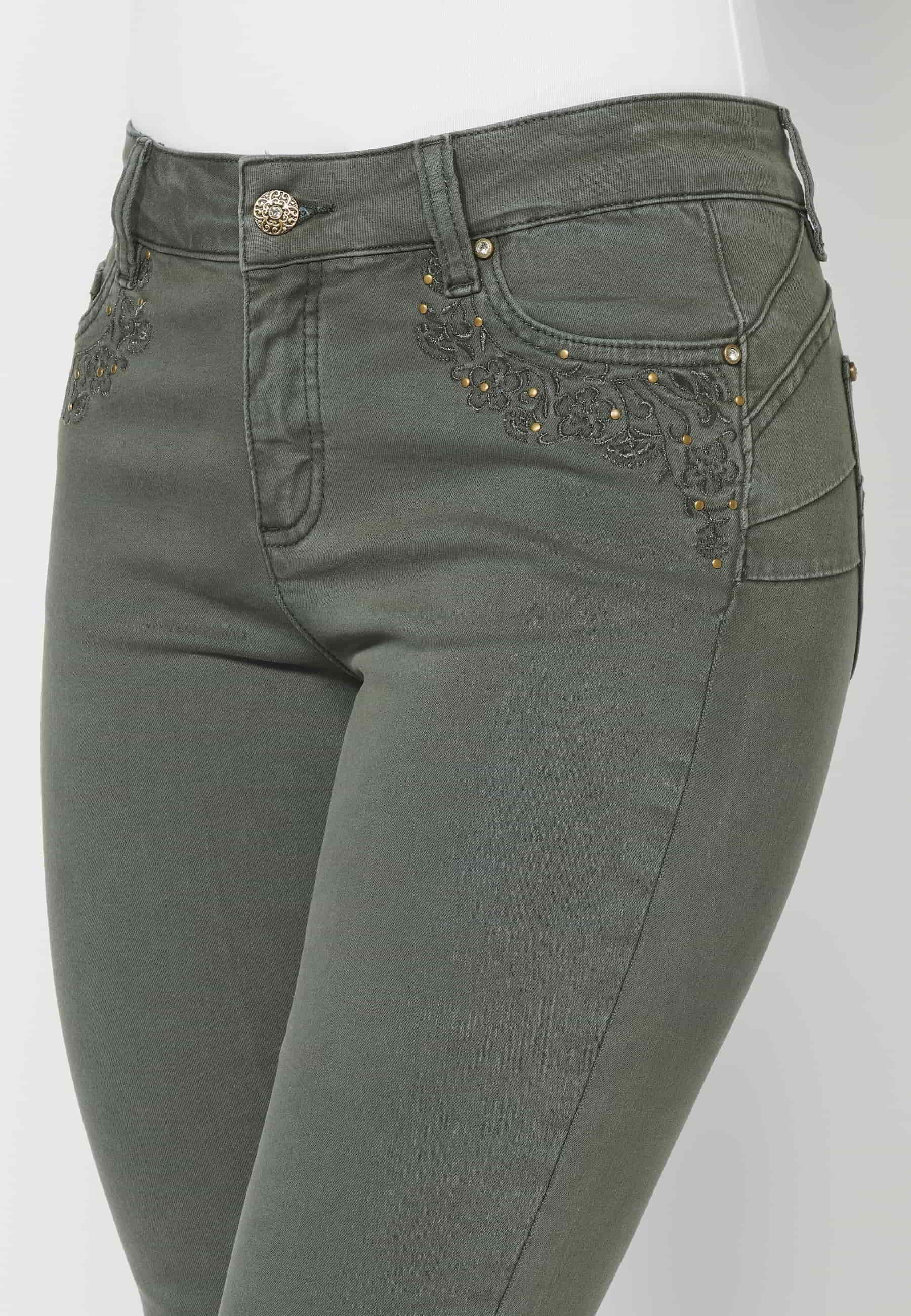 Pantalón largo straigth acabado en campana con detalles bordados color kaki para mujer | Moda Actual