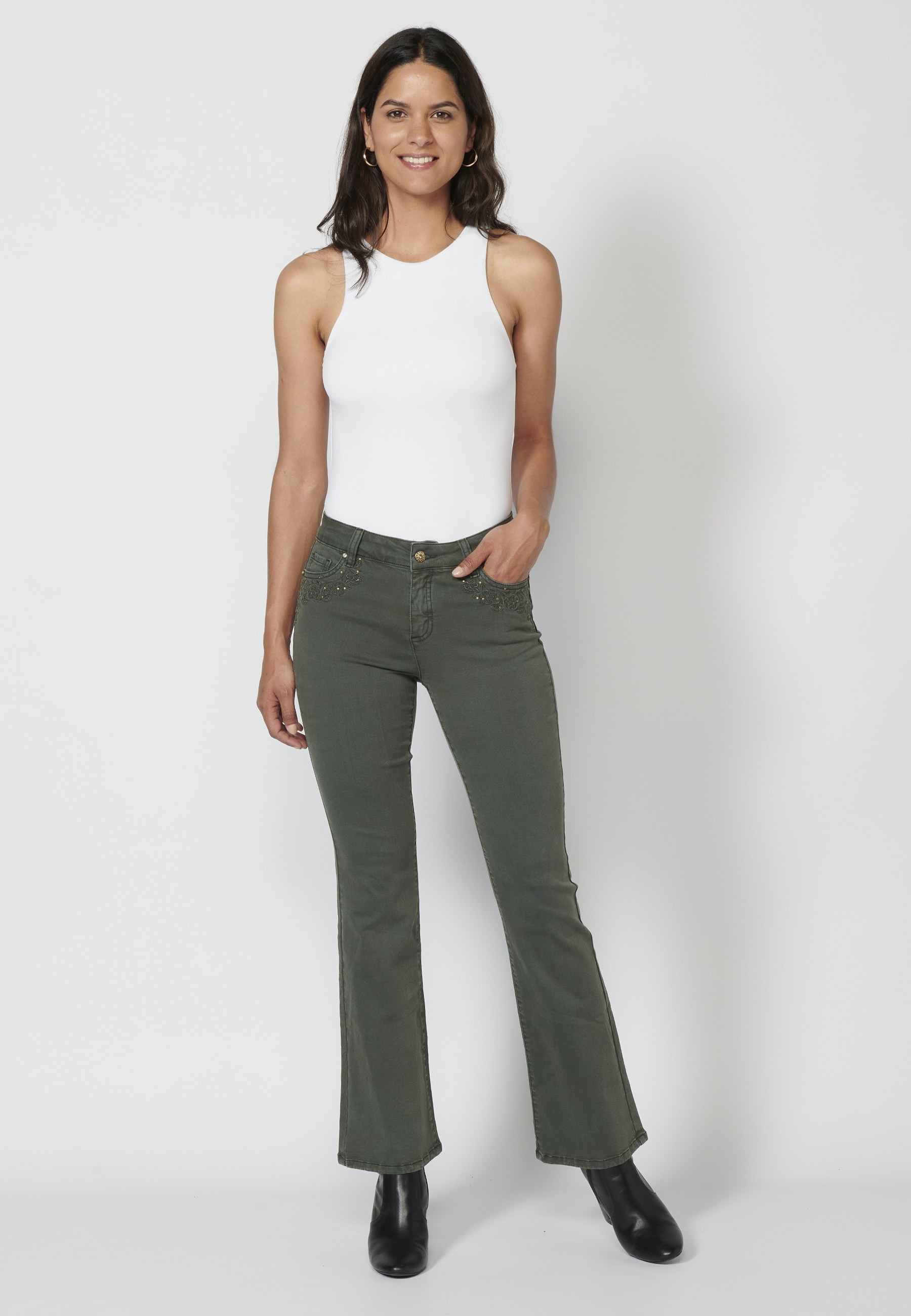 Pantalón largo straigth acabado en campana con detalles bordados color kaki para mujer | Moda Actual