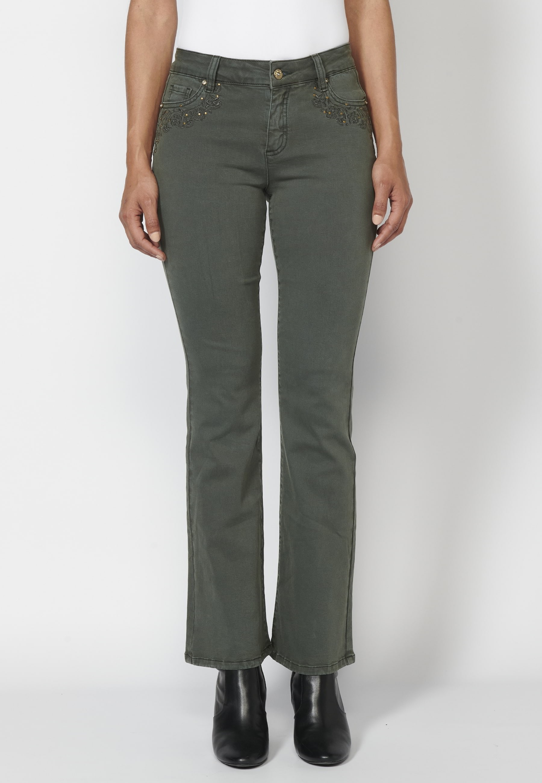 Pantalón largo straigth acabado en campana con detalles bordados color kaki para mujer | Moda Actual
