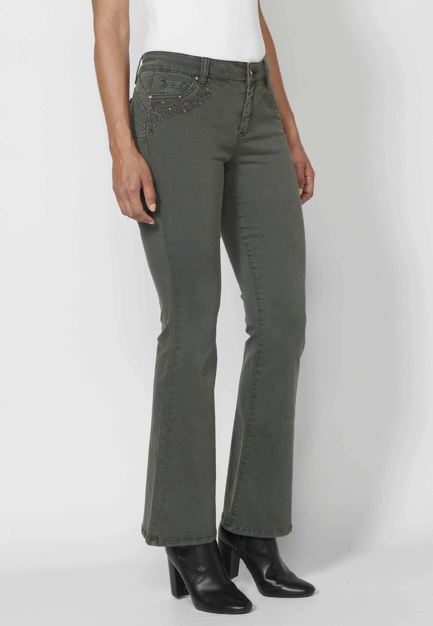 Pantalón largo straigth acabado en campana con detalles bordados color kaki para mujer | Moda Actual