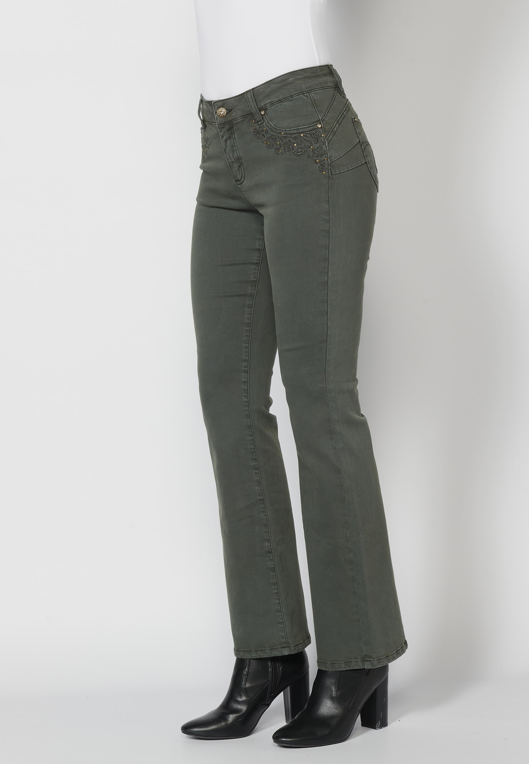 Pantalón largo straigth acabado en campana con detalles bordados color kaki para mujer | Moda Actual