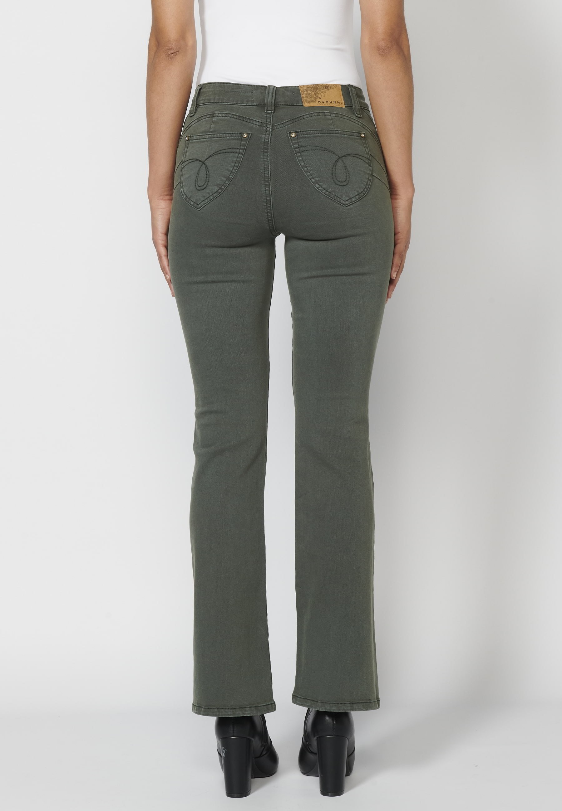 Pantalón largo straigth acabado en campana con detalles bordados color kaki para mujer | Moda Actual