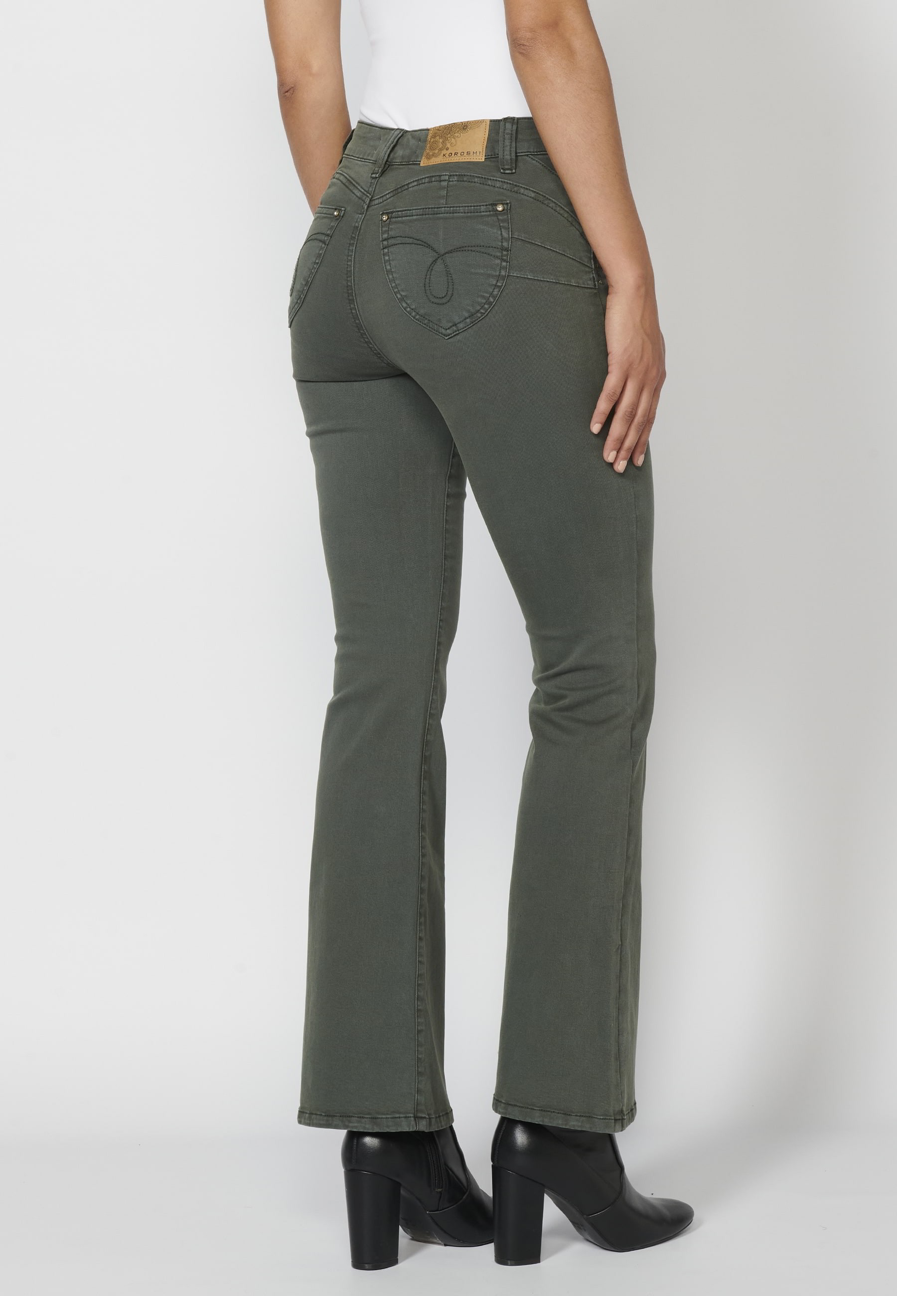 Pantalón largo straigth acabado en campana con detalles bordados color kaki para mujer | Moda Actual