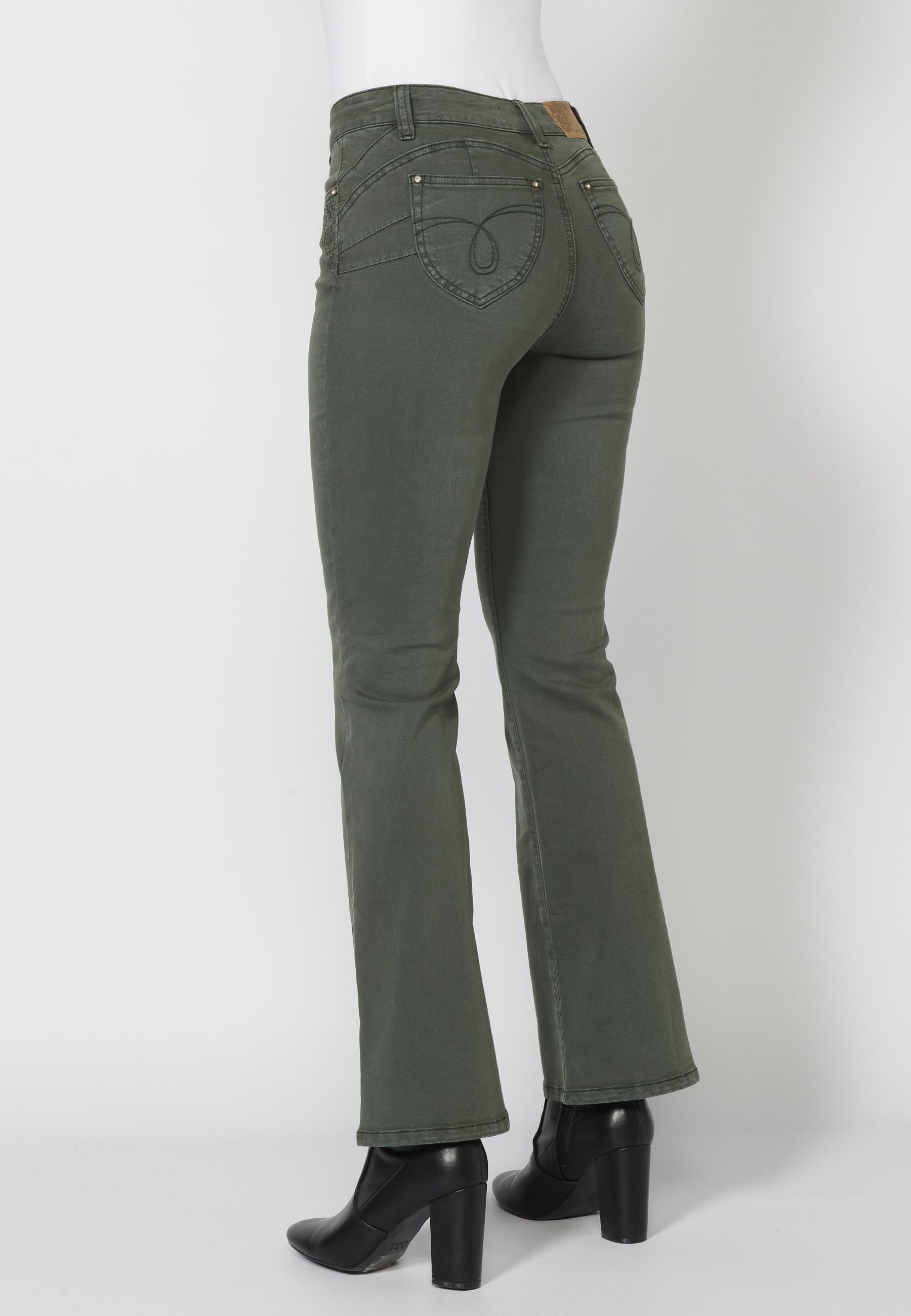 Pantalón largo straigth acabado en campana con detalles bordados color kaki para mujer | Moda Actual