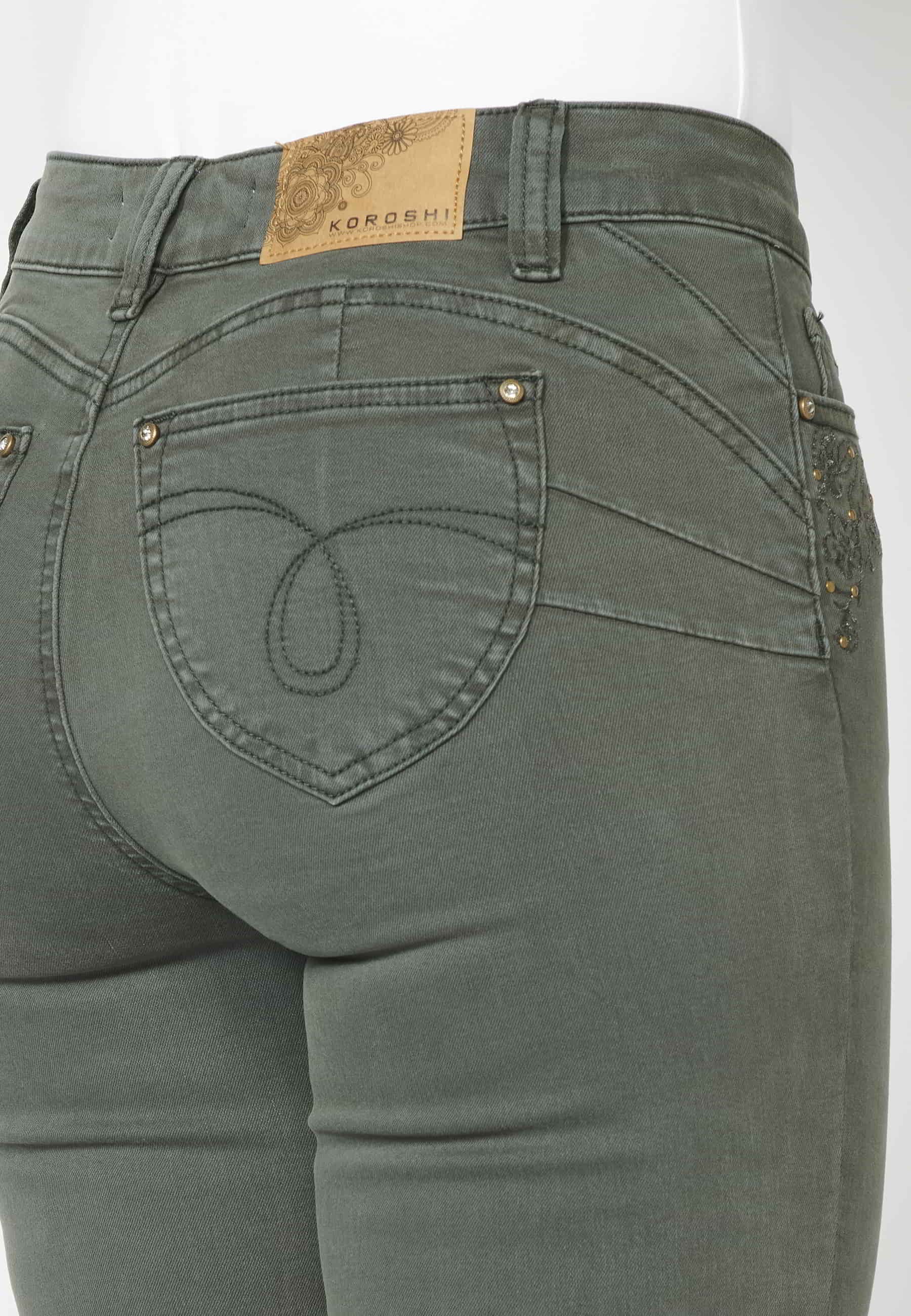 Pantalón largo straigth acabado en campana con detalles bordados color kaki para mujer | Moda Actual