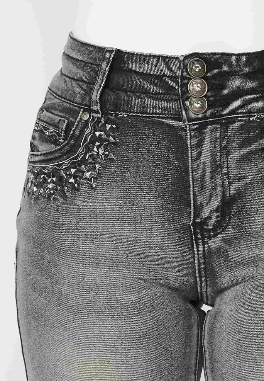 Pantalons llargs denim acampanats amb detalls brodats a les butxaques color Denim Gris per a Dona 9