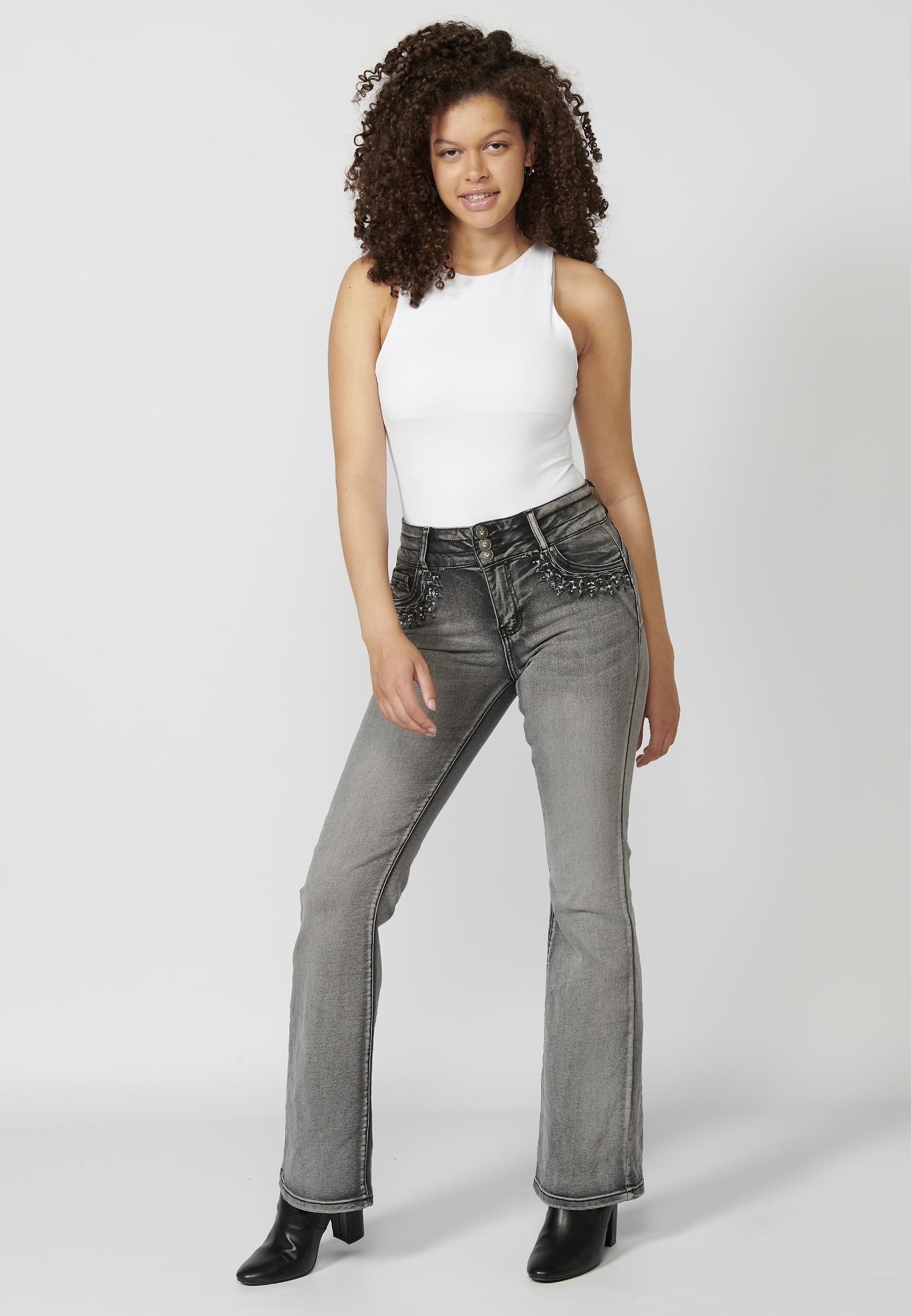 Pantalons llargs denim acampanats amb detalls brodats a les butxaques color Denim Gris per a Dona