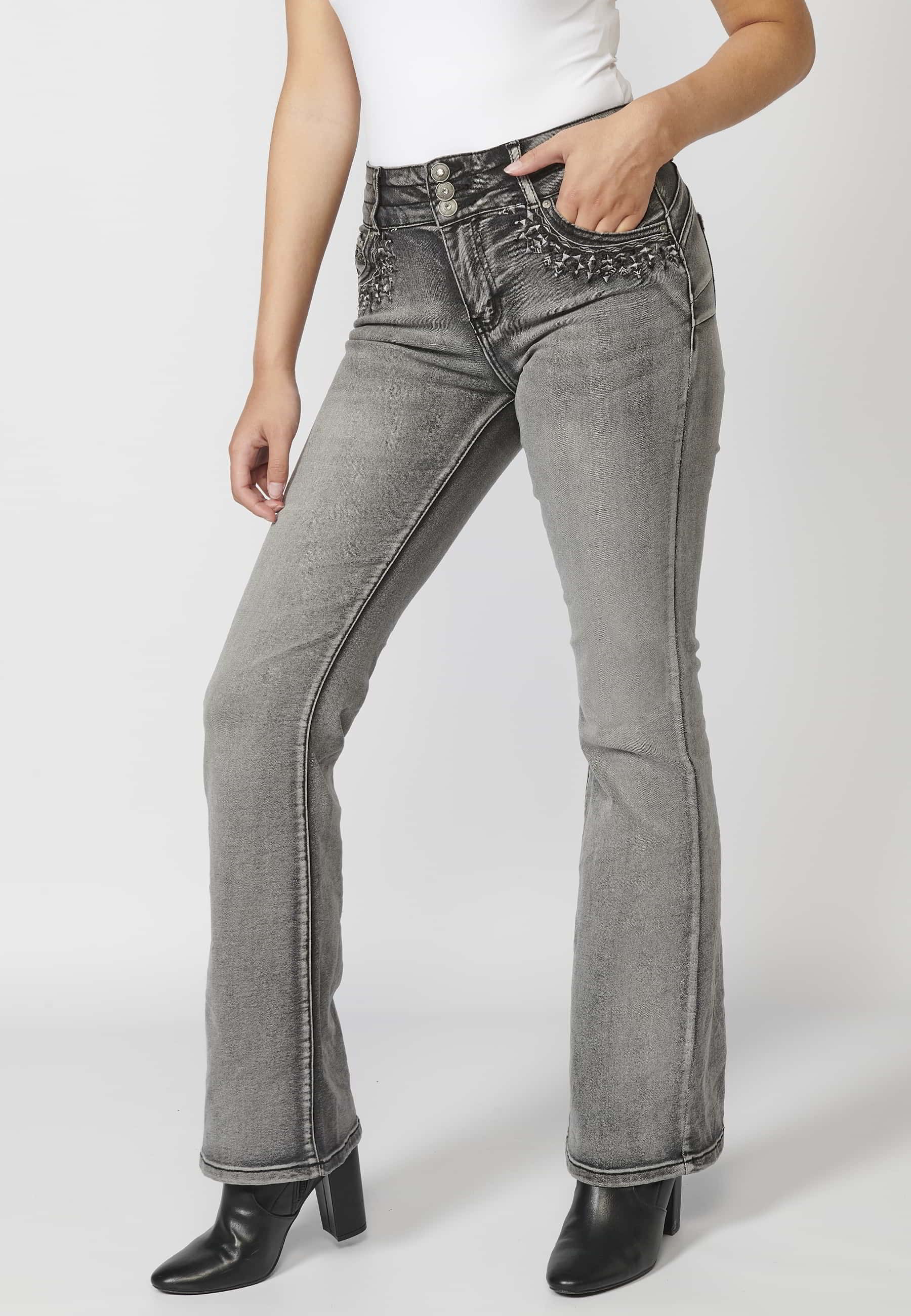 Pantalons llargs denim acampanats amb detalls brodats a les butxaques color Denim Gris per a Dona
