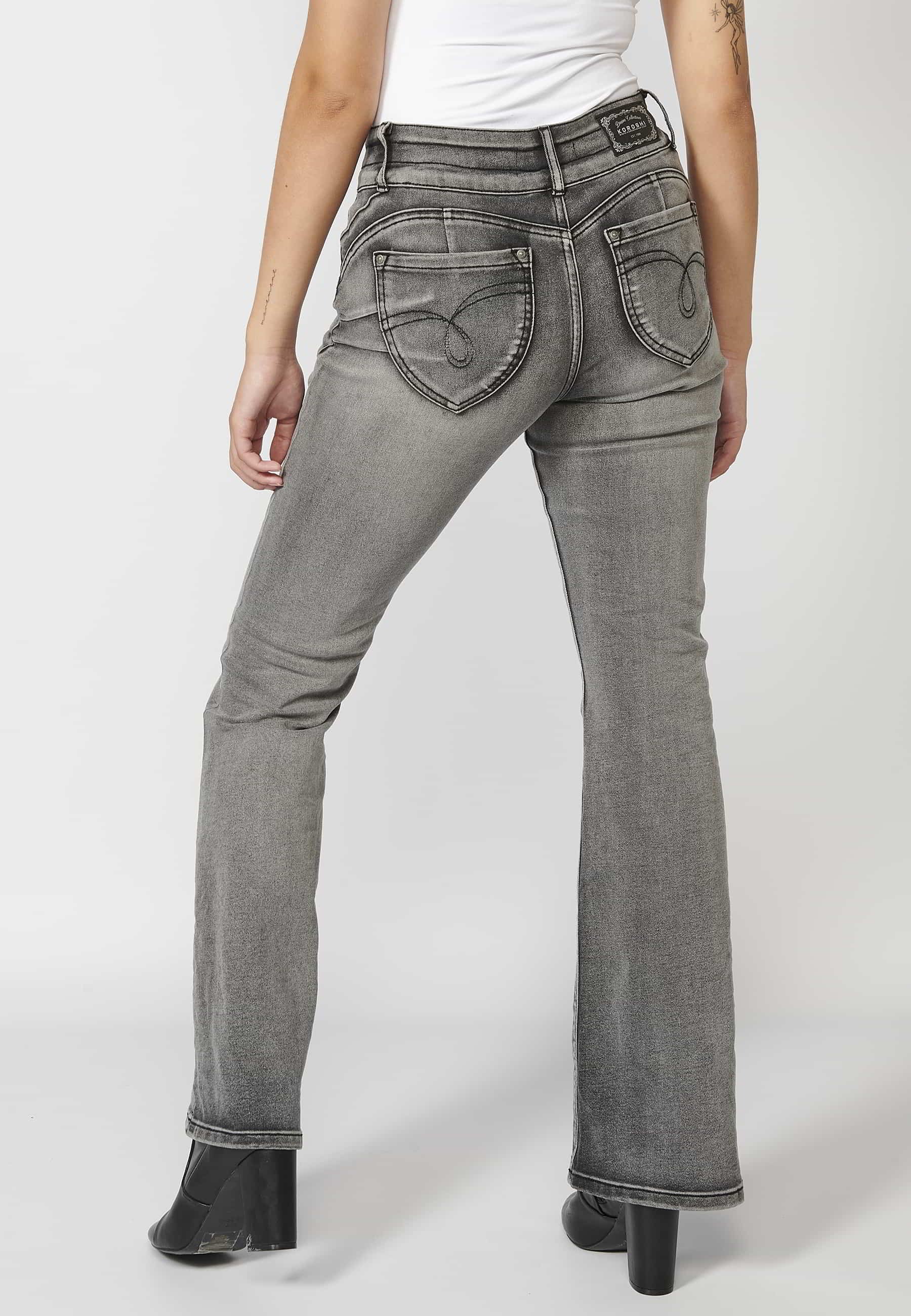 Pantalons llargs denim acampanats amb detalls brodats a les butxaques color Denim Gris per a Dona