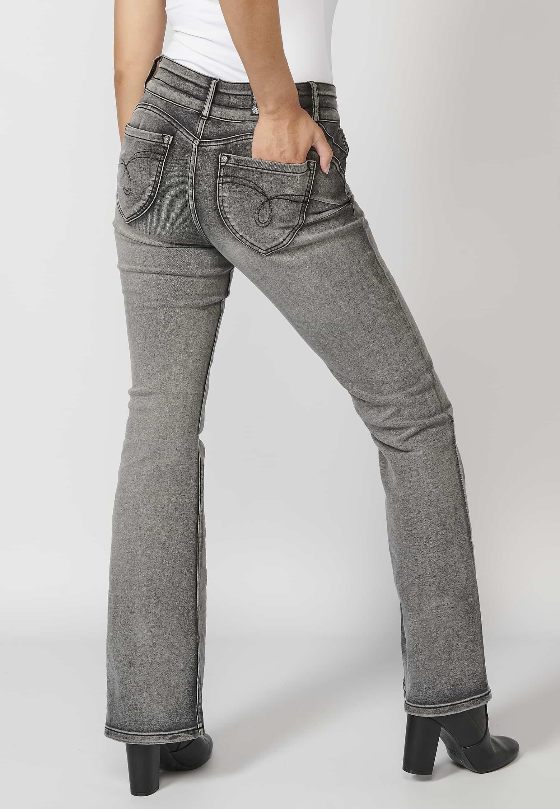 Pantalons llargs denim acampanats amb detalls brodats a les butxaques color Denim Gris per a Dona